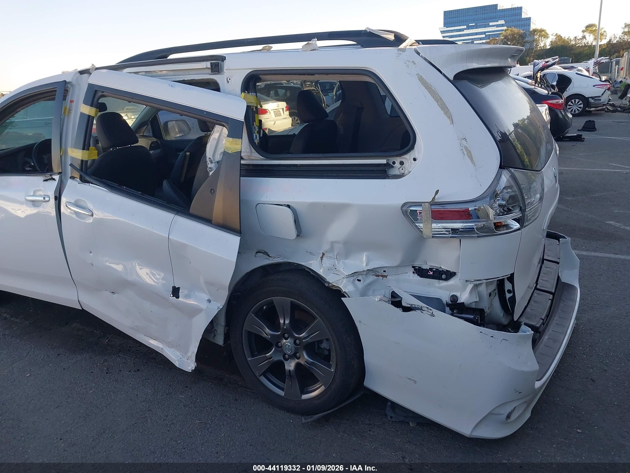 TOYOTA SIENNA image 6
