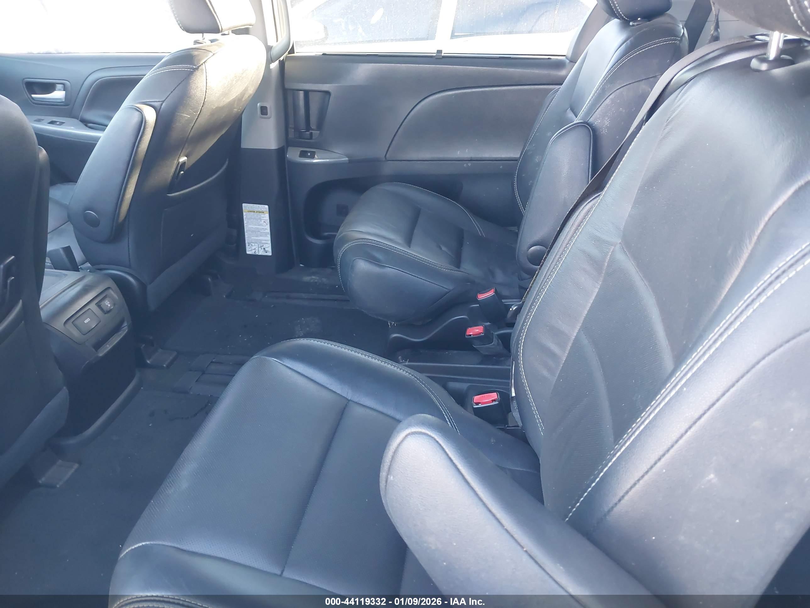 TOYOTA SIENNA image 8