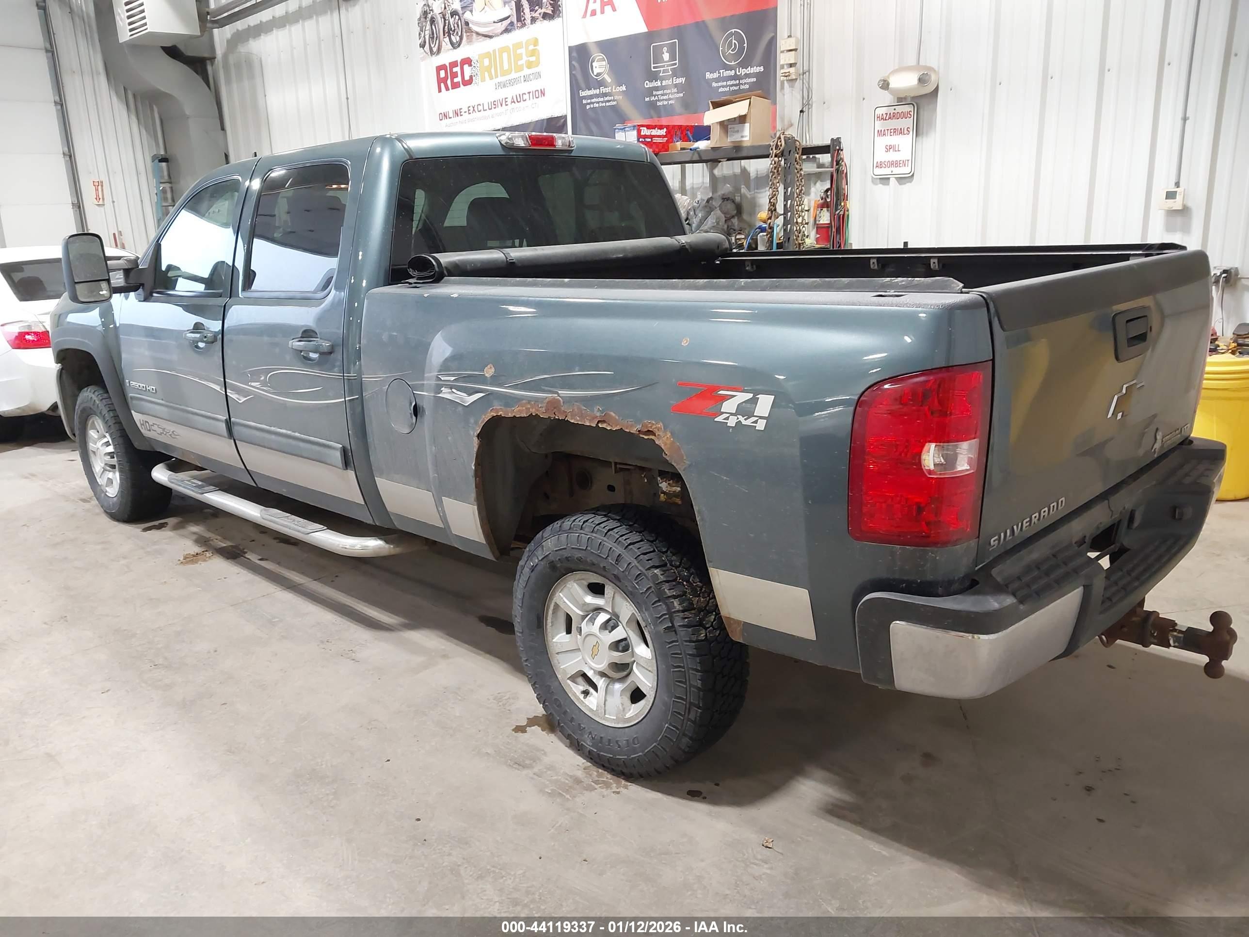 CHEVROLET SILVERADO image 3