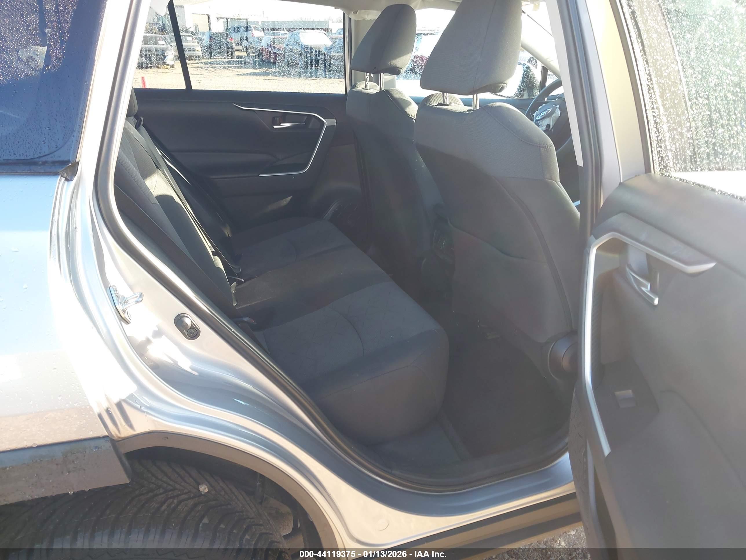 TOYOTA RAV4 image 8