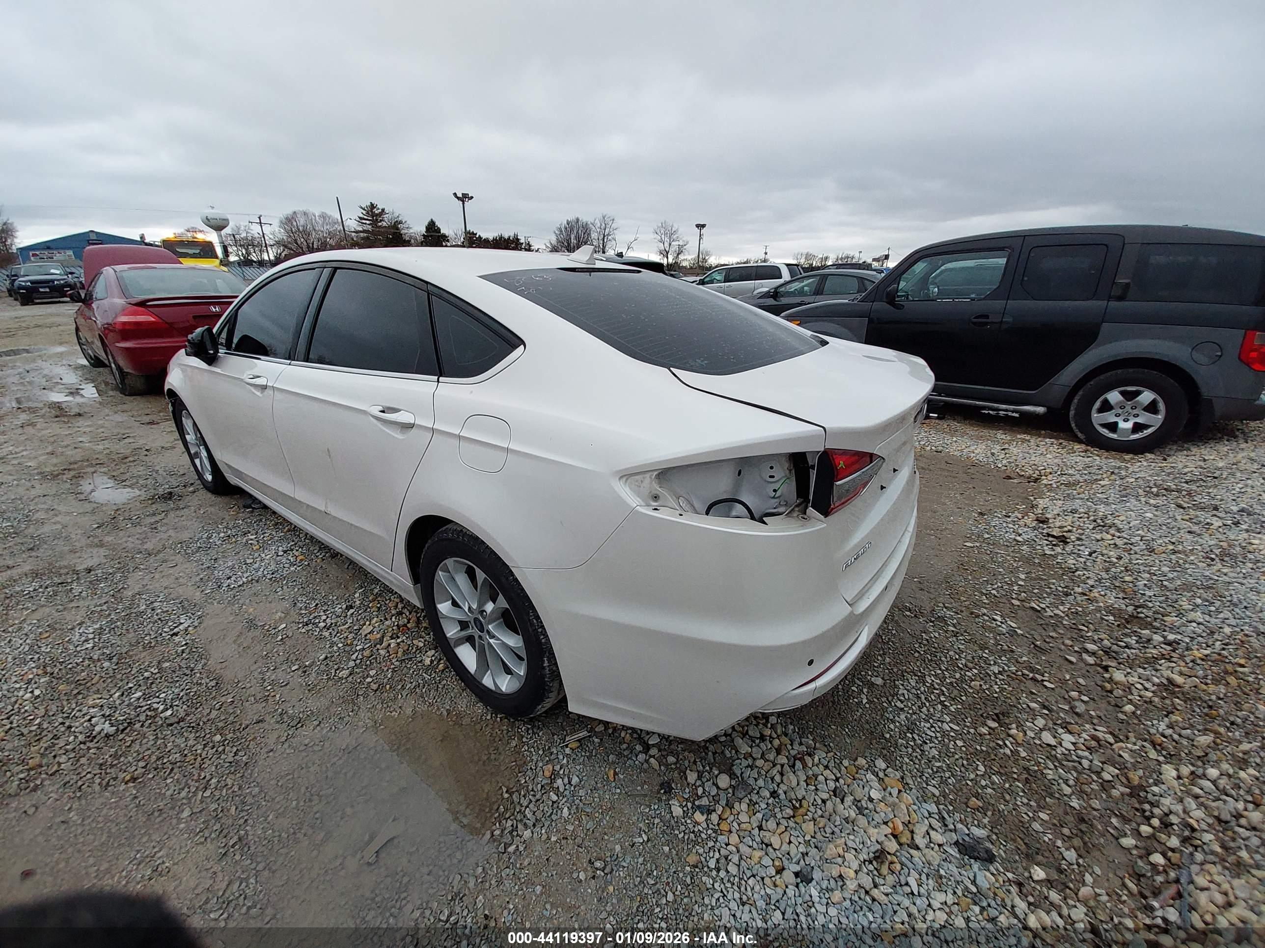 FORD FUSION image 3