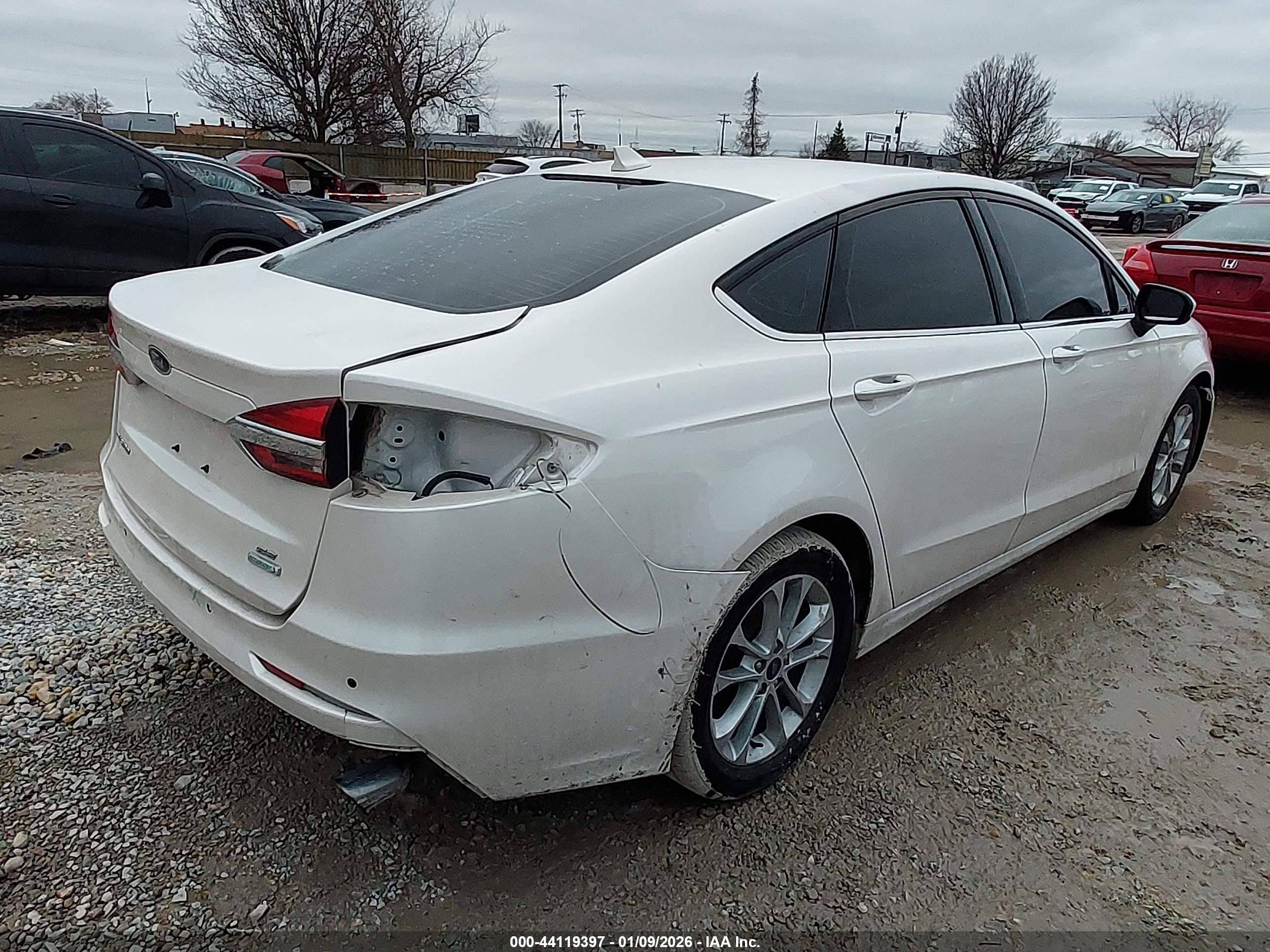 FORD FUSION image 4
