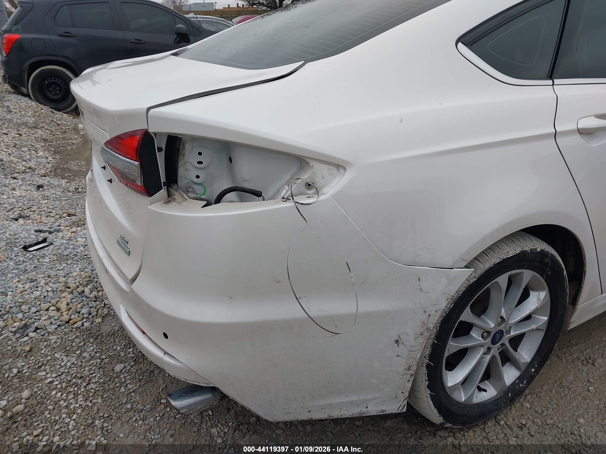 FORD FUSION image 6