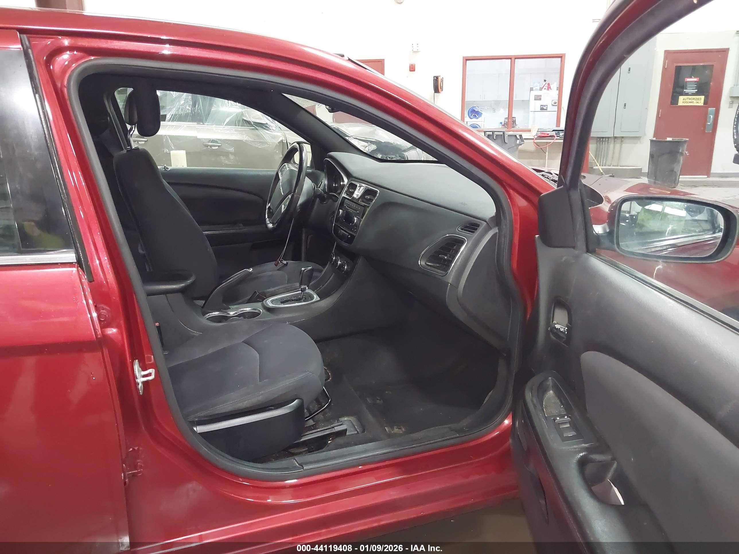 CHRYSLER 200 image 5
