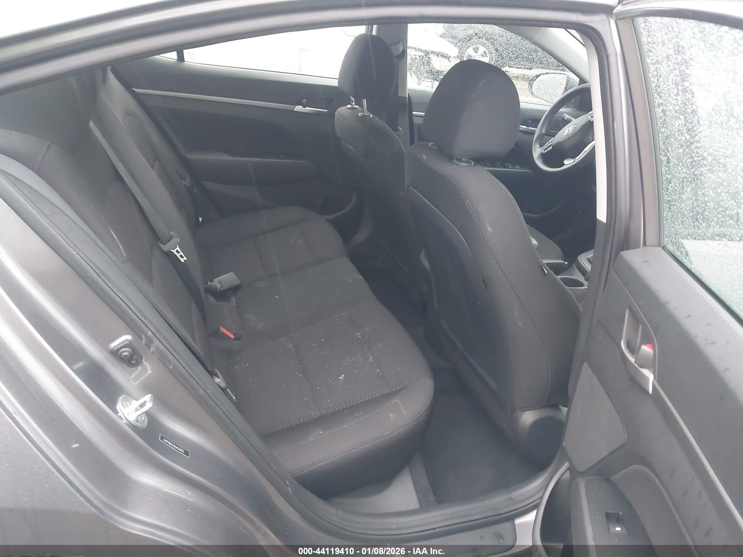 HYUNDAI ELANTRA image 8