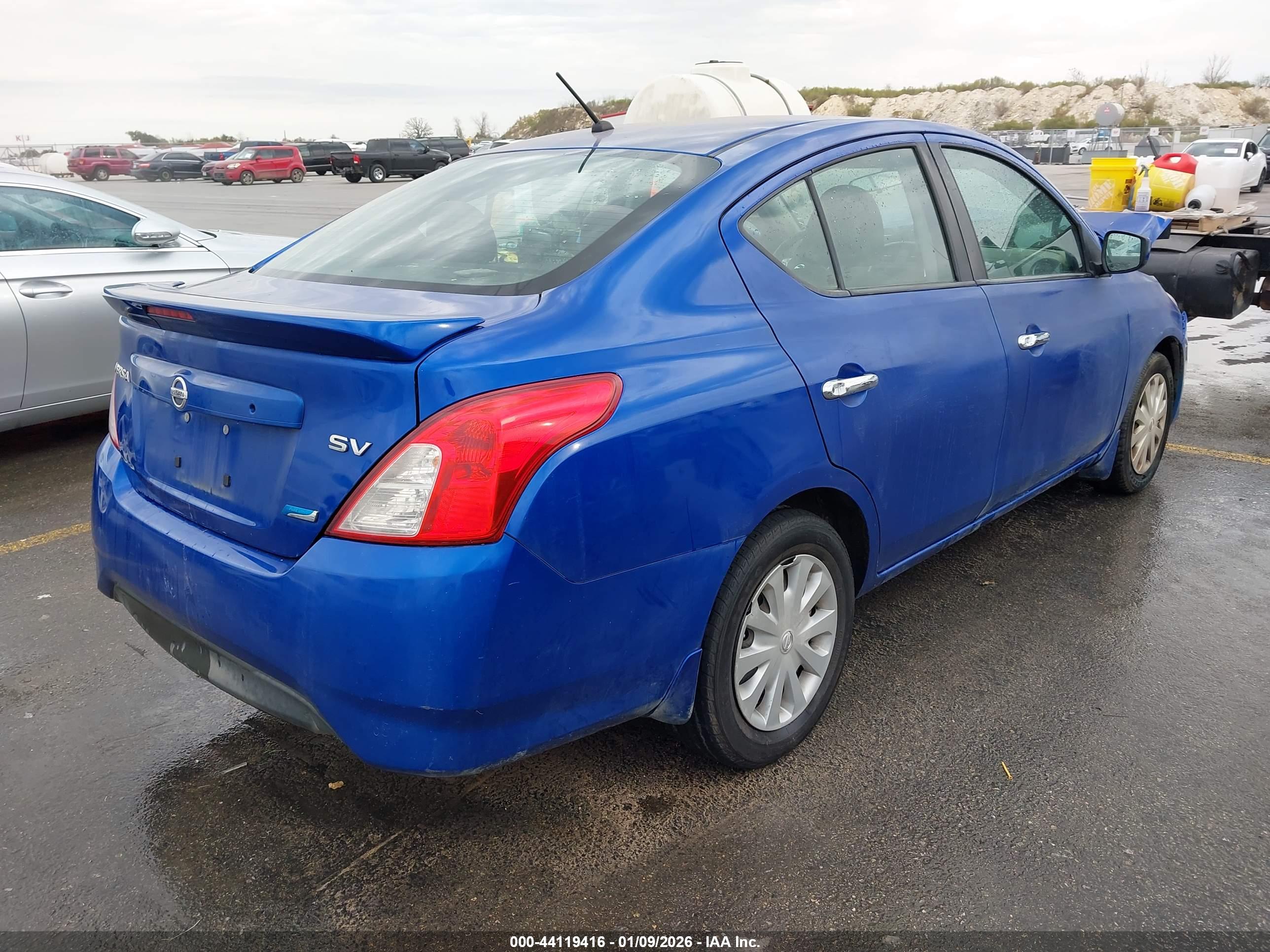 NISSAN VERSA image 4