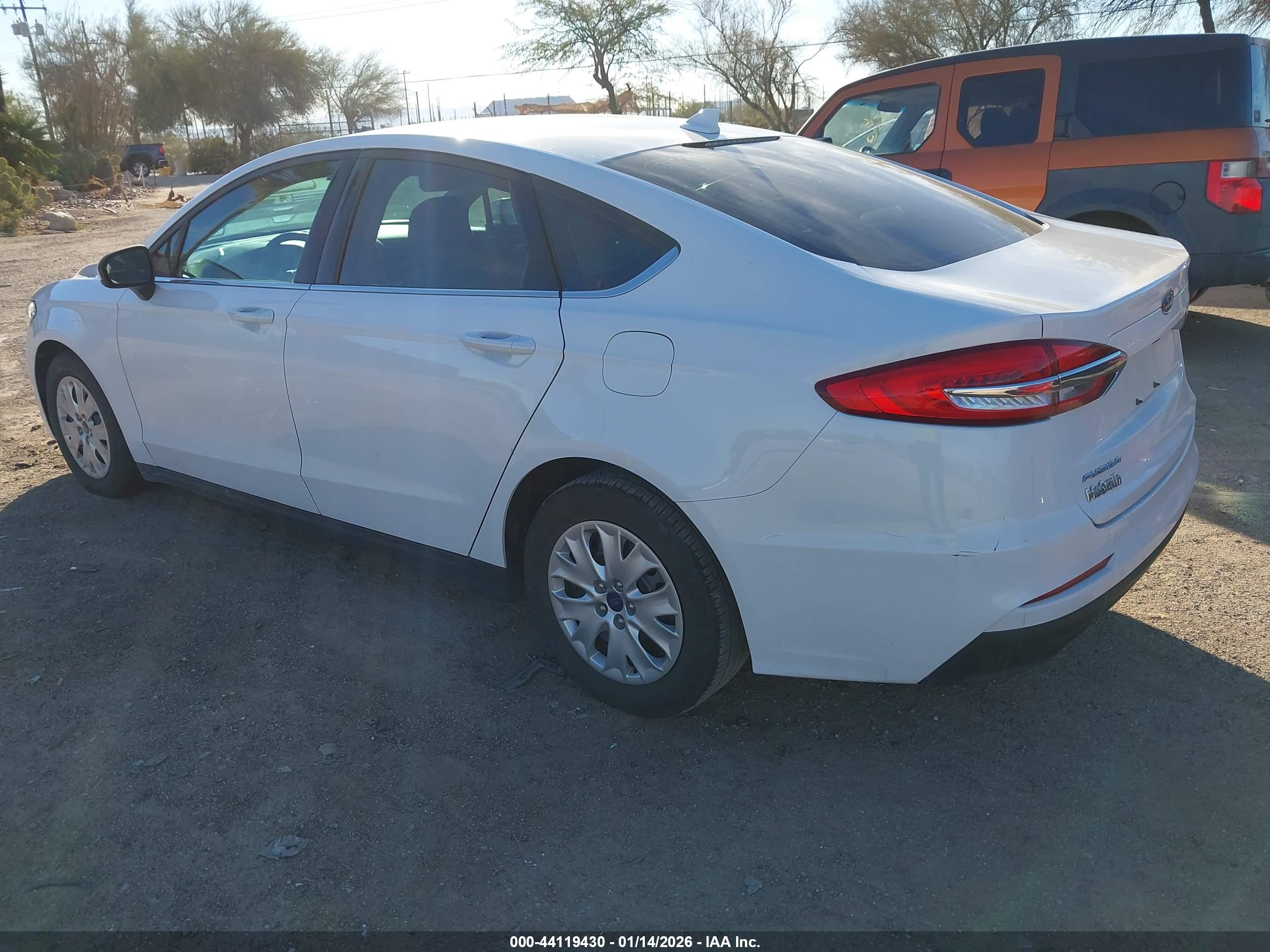 FORD FUSION image 3