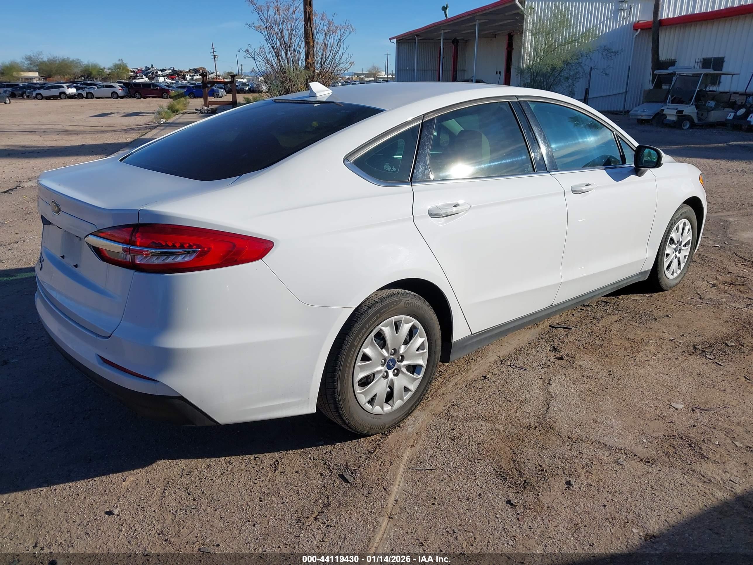 FORD FUSION image 4