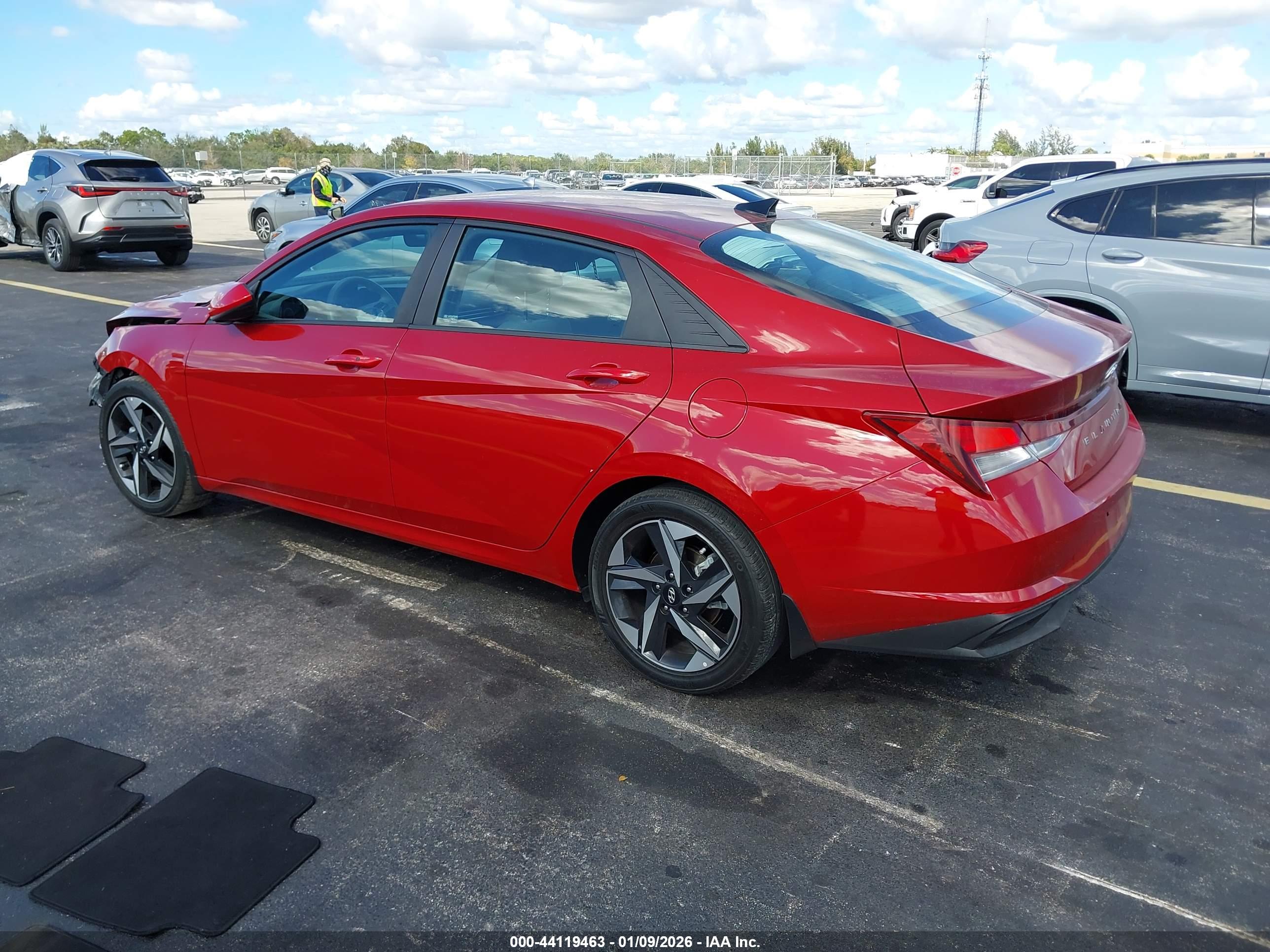HYUNDAI ELANTRA image 3