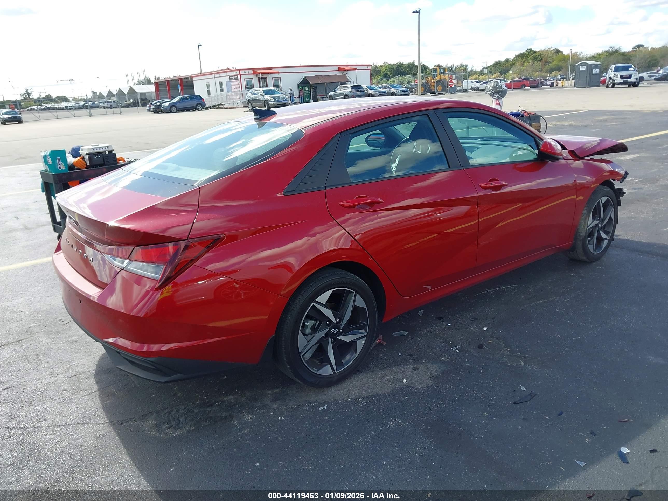 HYUNDAI ELANTRA image 4