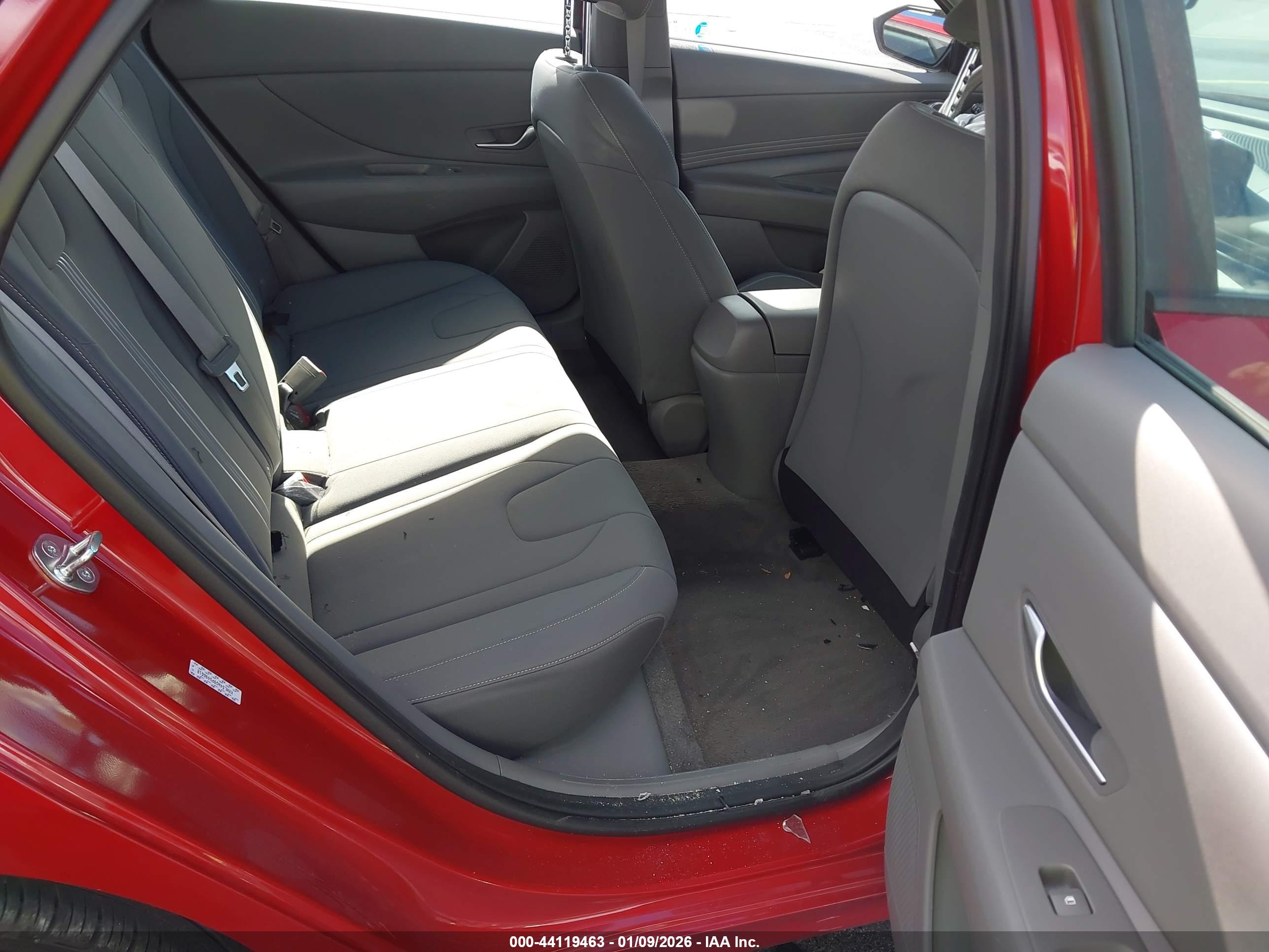 HYUNDAI ELANTRA image 8