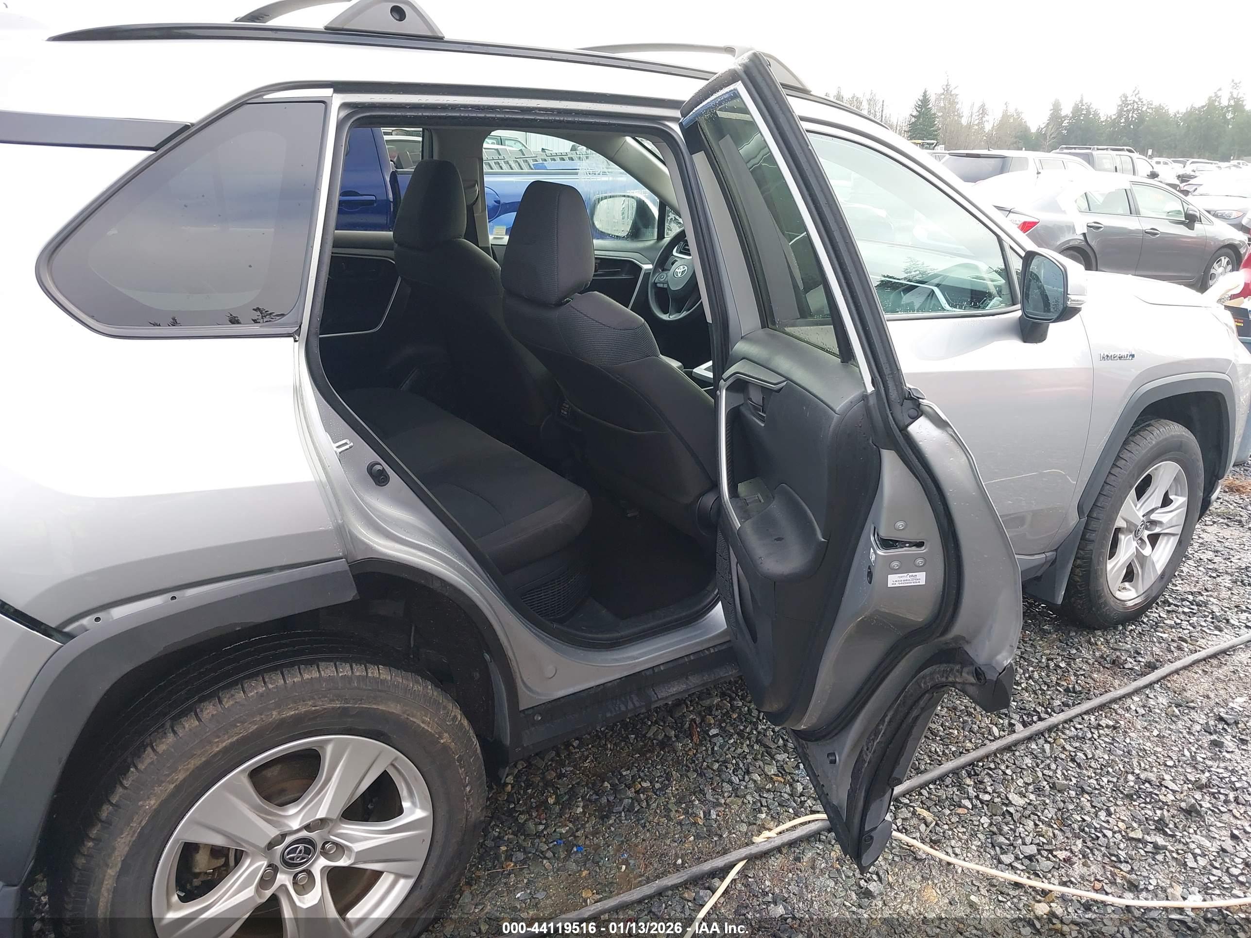 TOYOTA RAV4 image 8