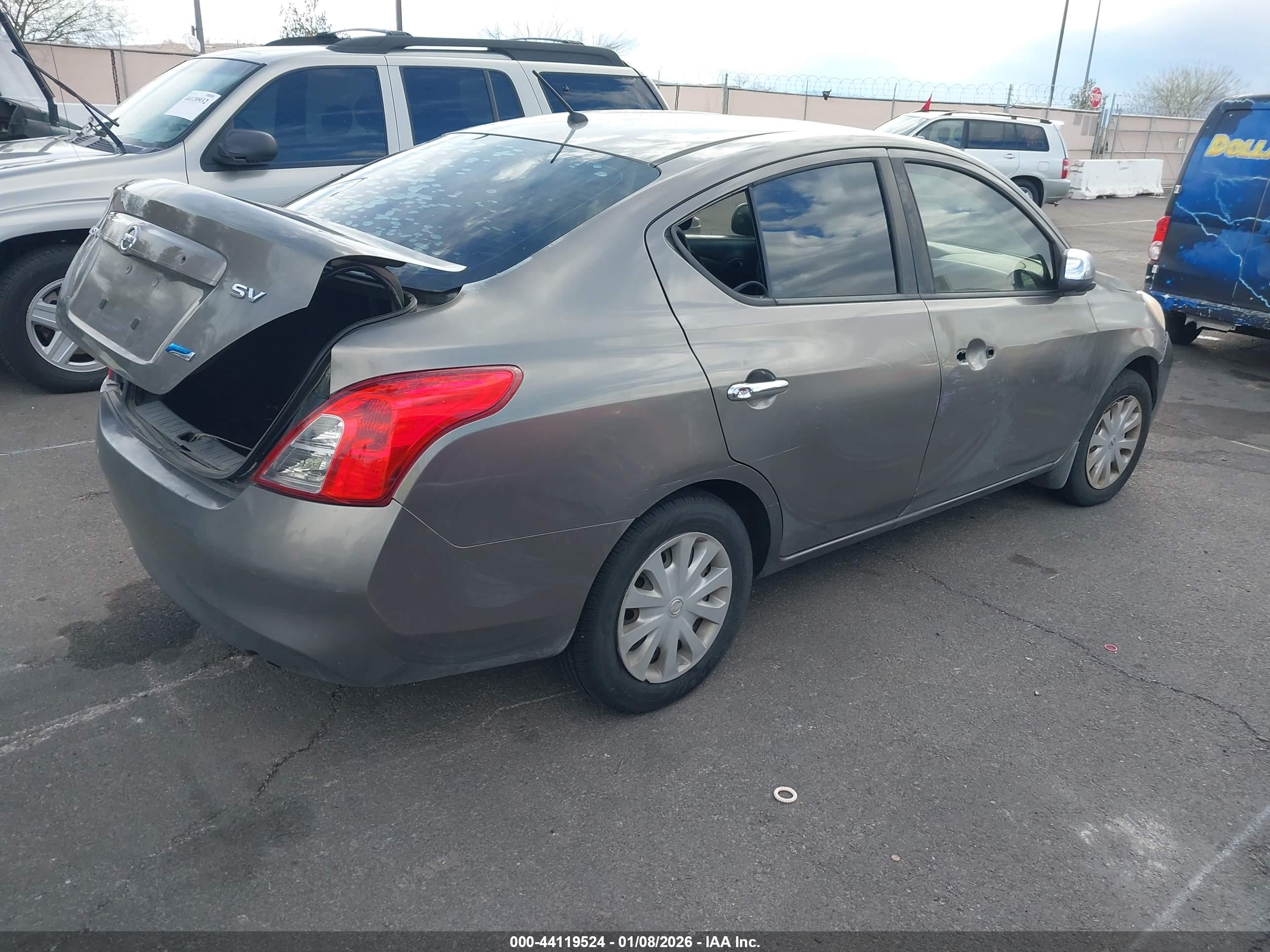 NISSAN VERSA image 4