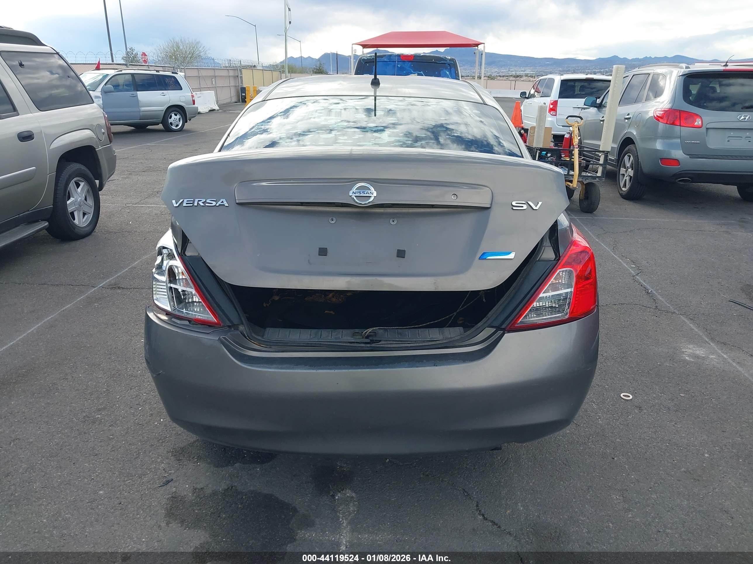 NISSAN VERSA image 6