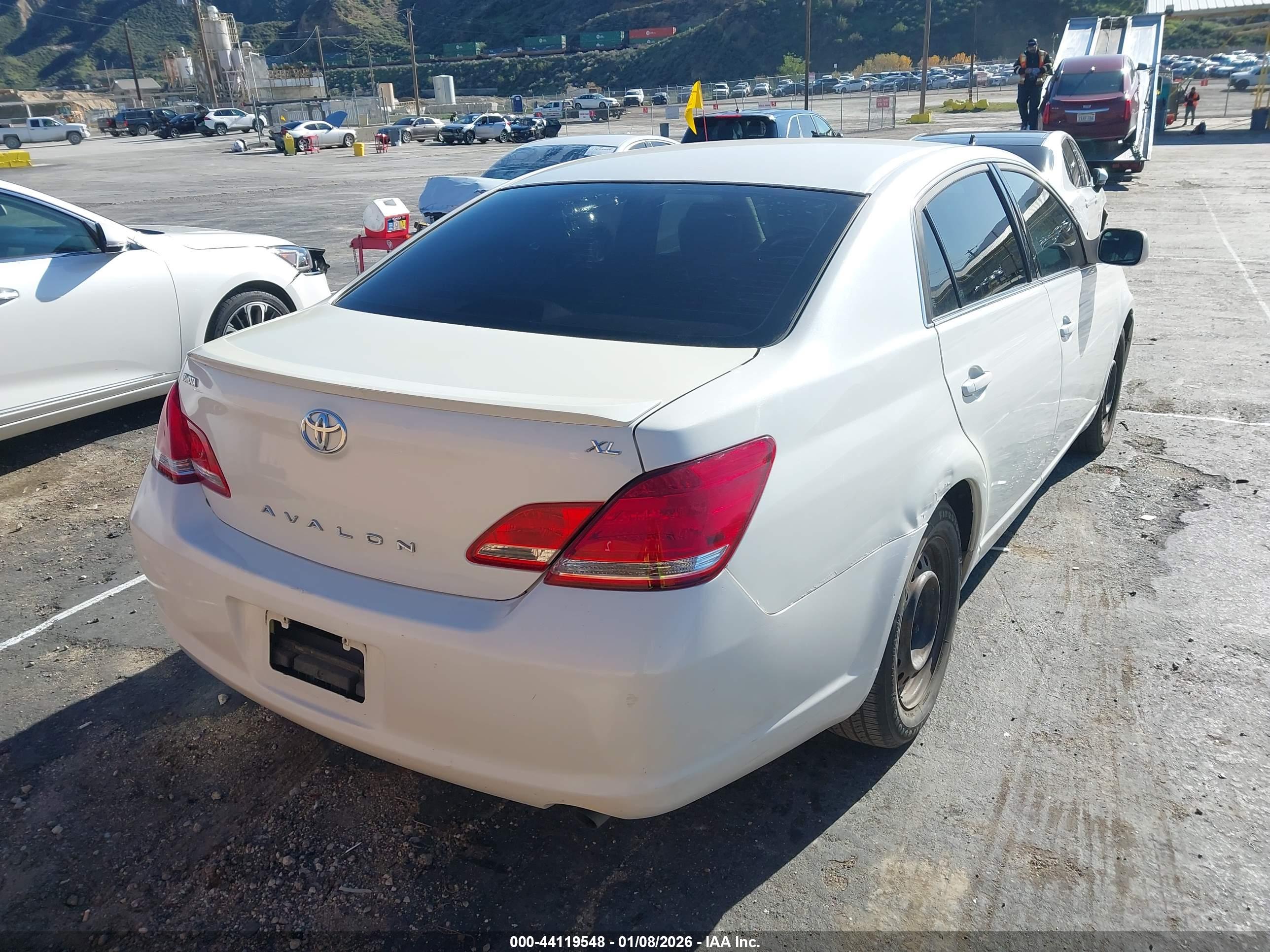 TOYOTA AVALON image 4