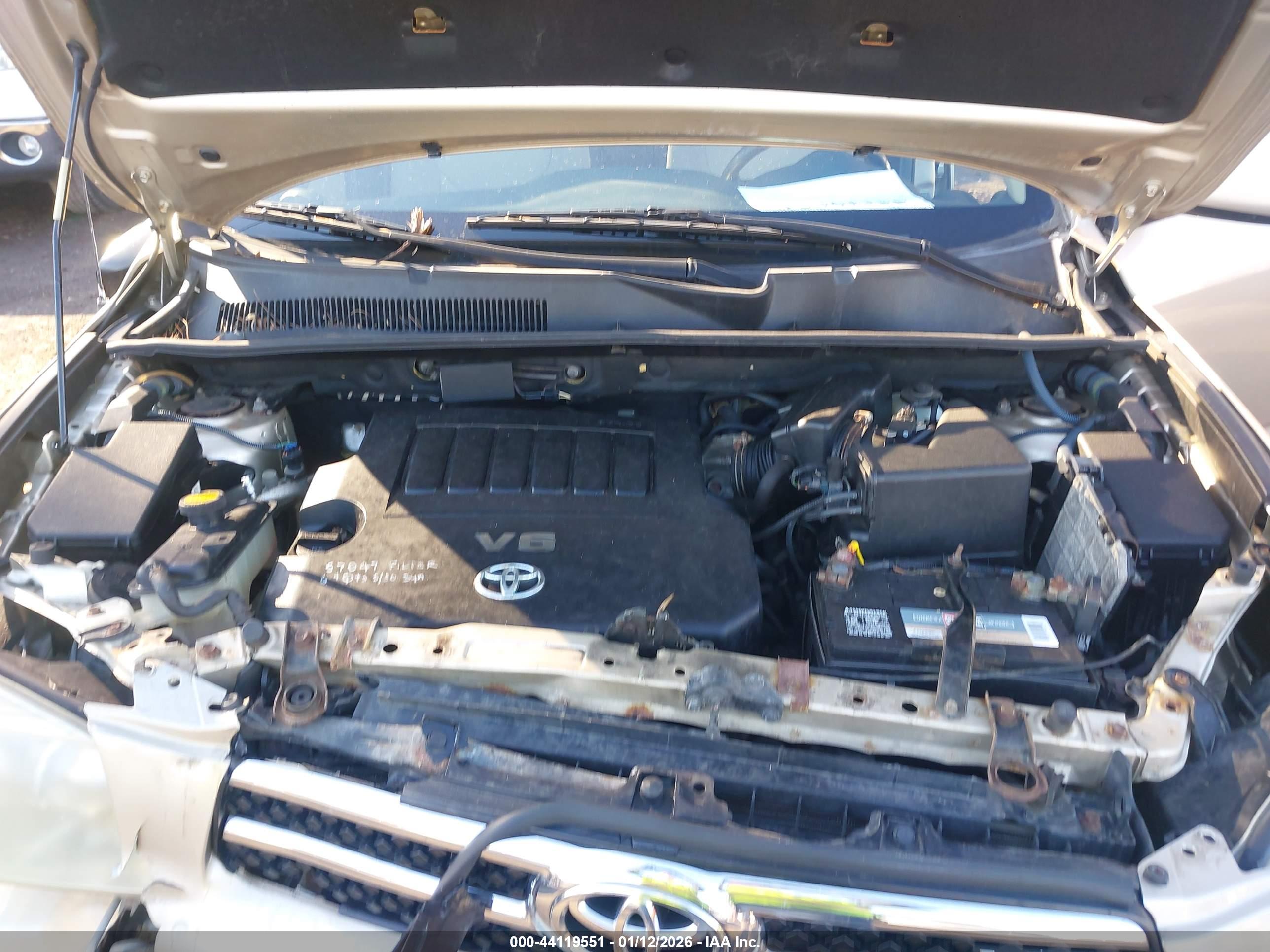 TOYOTA RAV4 image 10