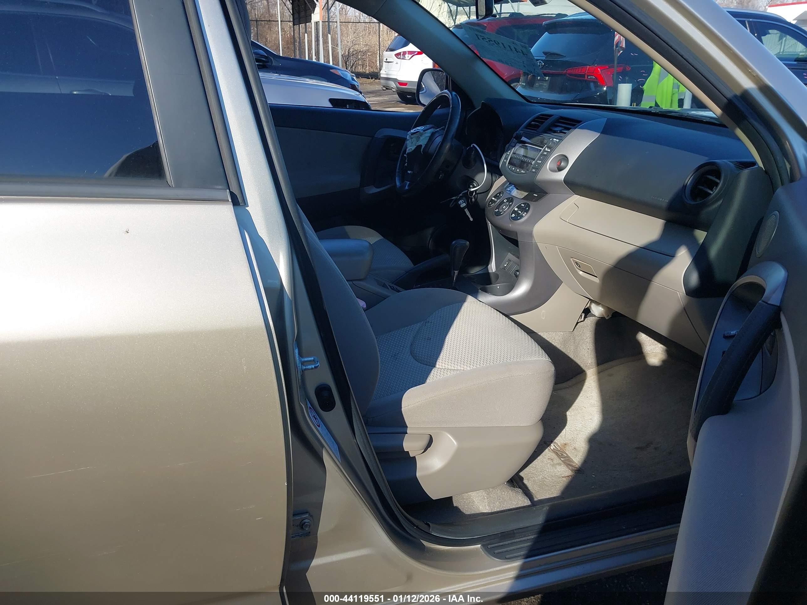 TOYOTA RAV4 image 5