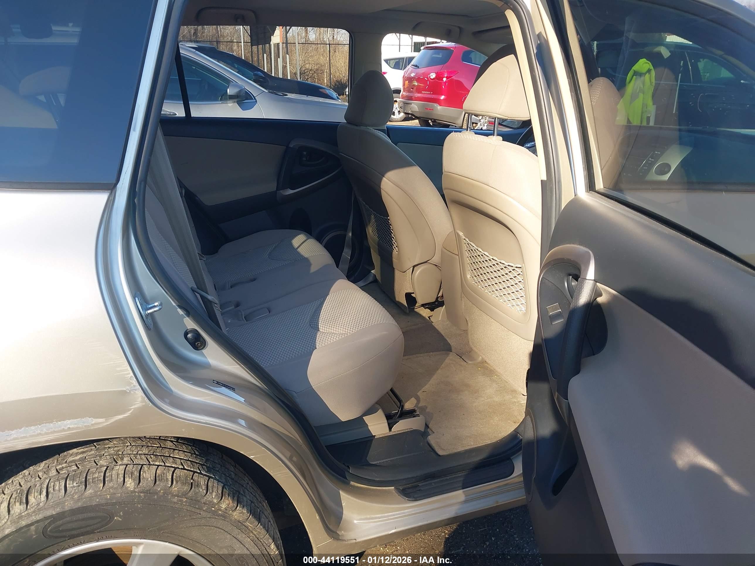 TOYOTA RAV4 image 8