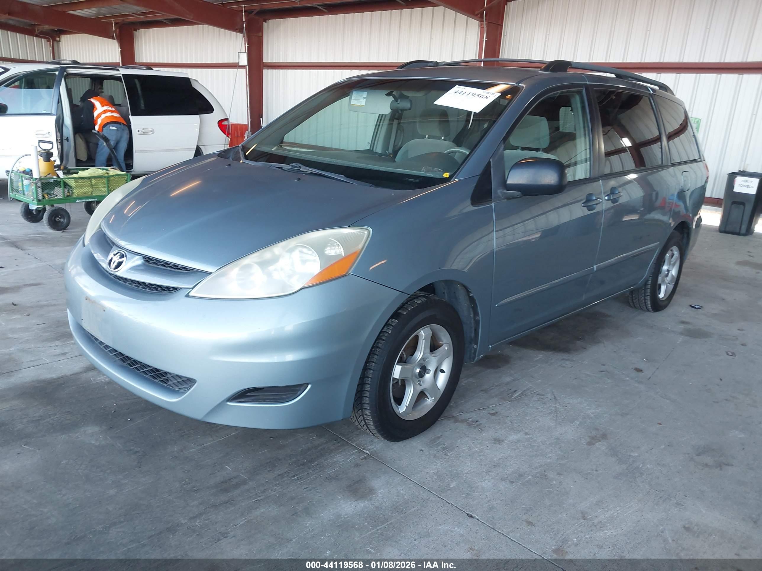 TOYOTA SIENNA image 2