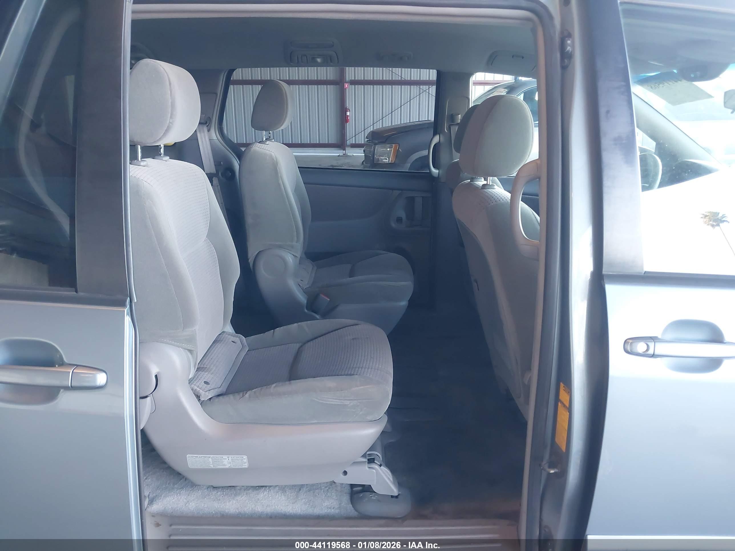 TOYOTA SIENNA image 8