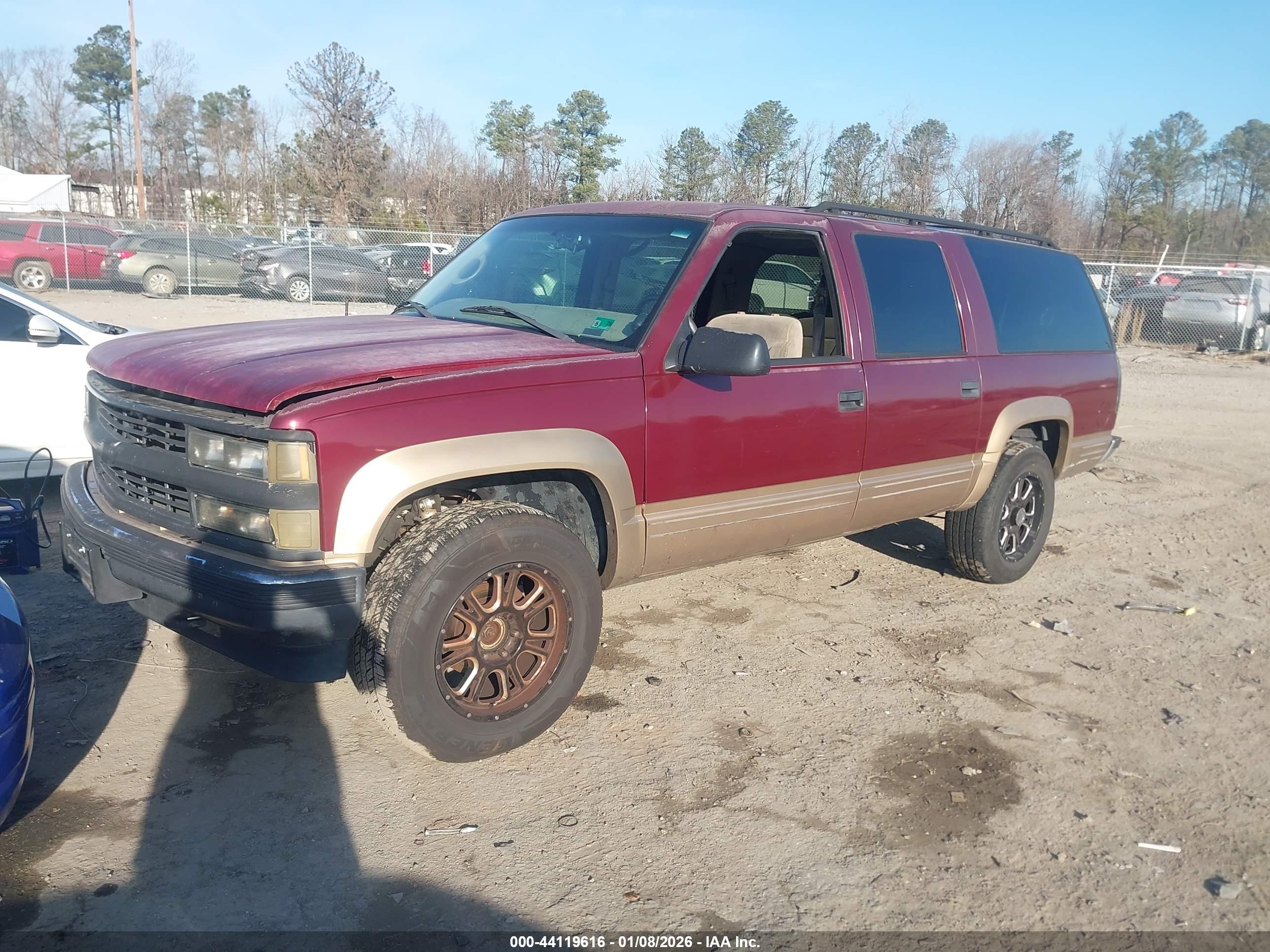 CHEVROLET SUBURBAN image 2