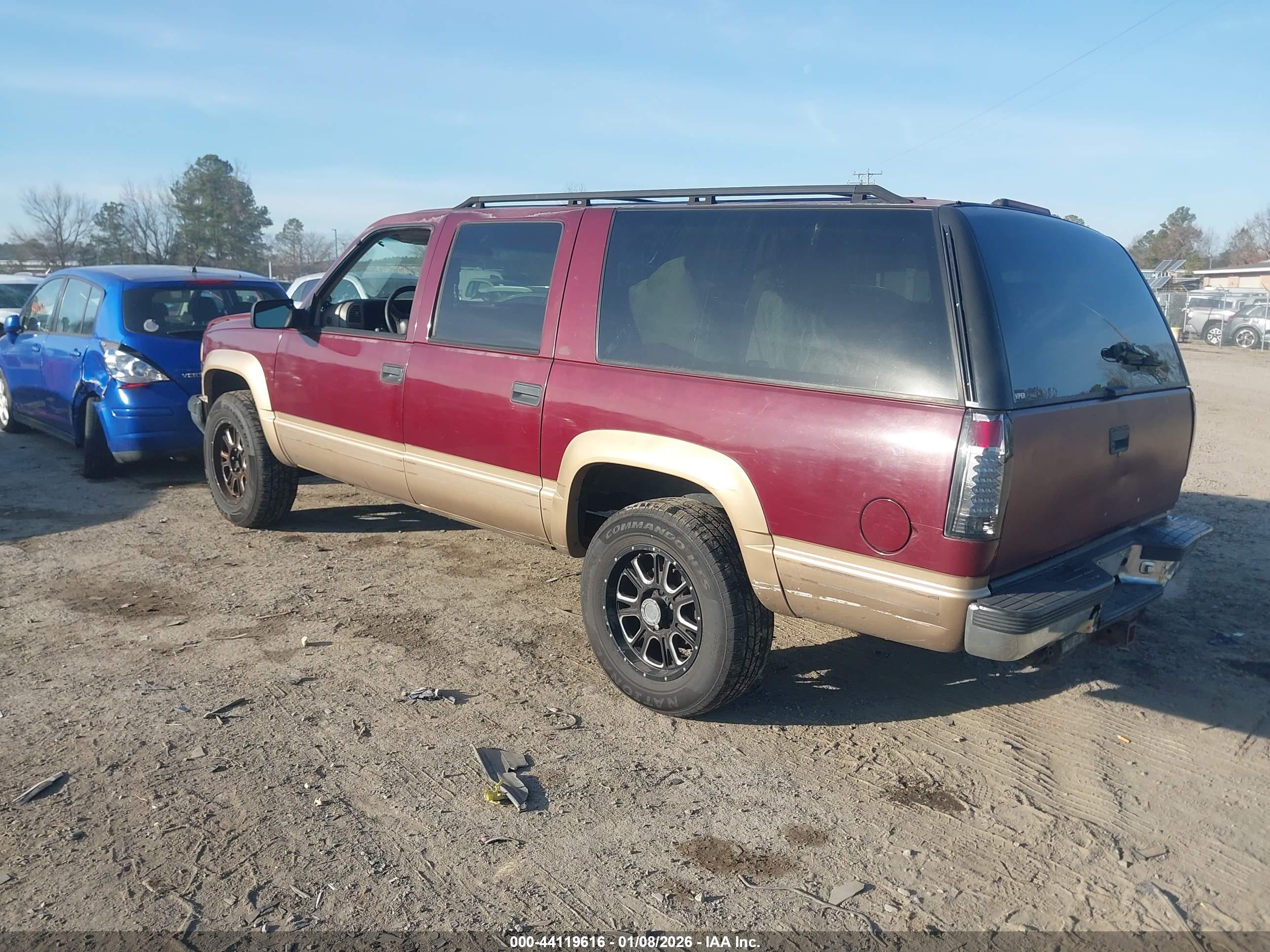 CHEVROLET SUBURBAN image 3