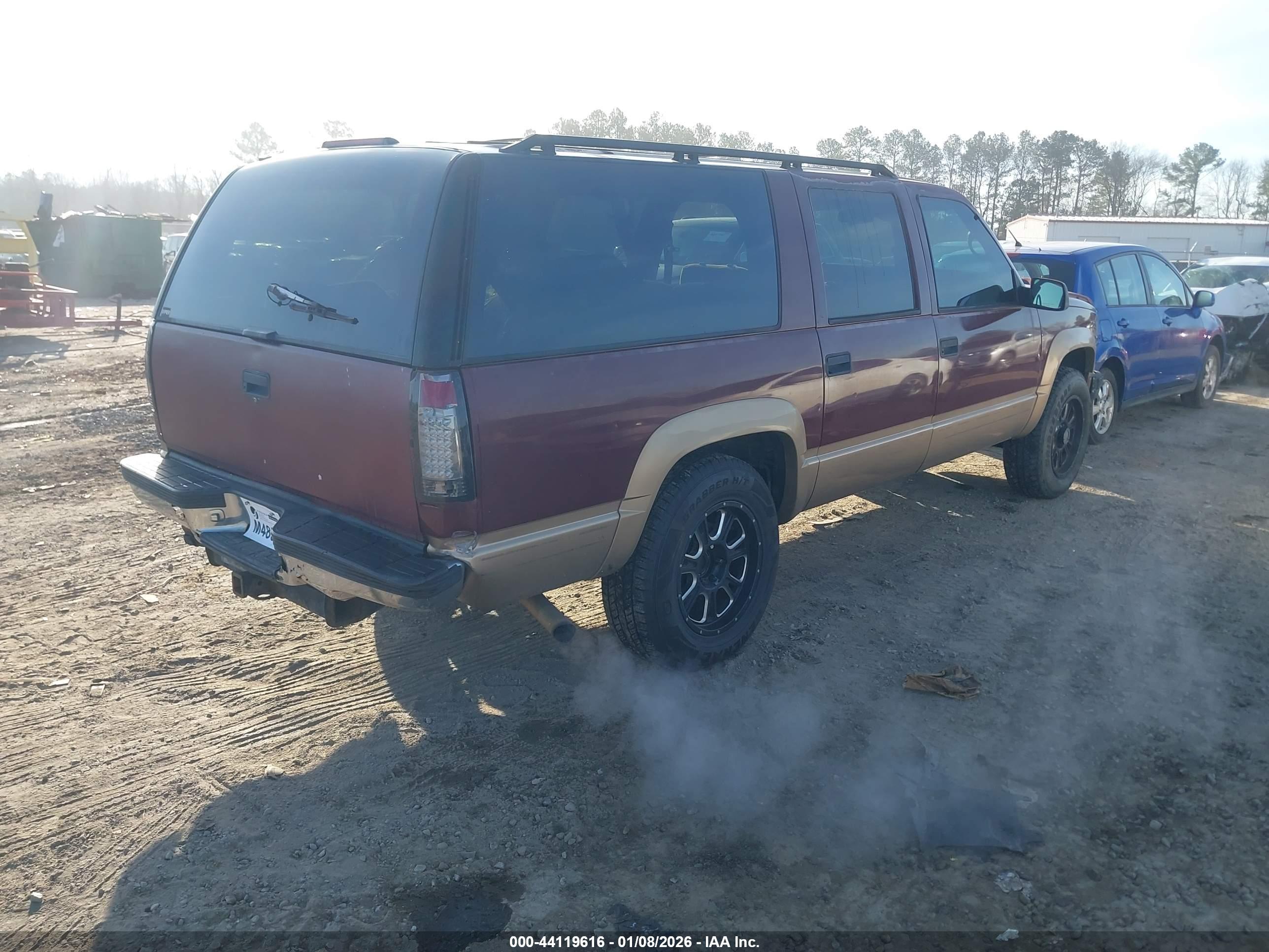 CHEVROLET SUBURBAN image 4