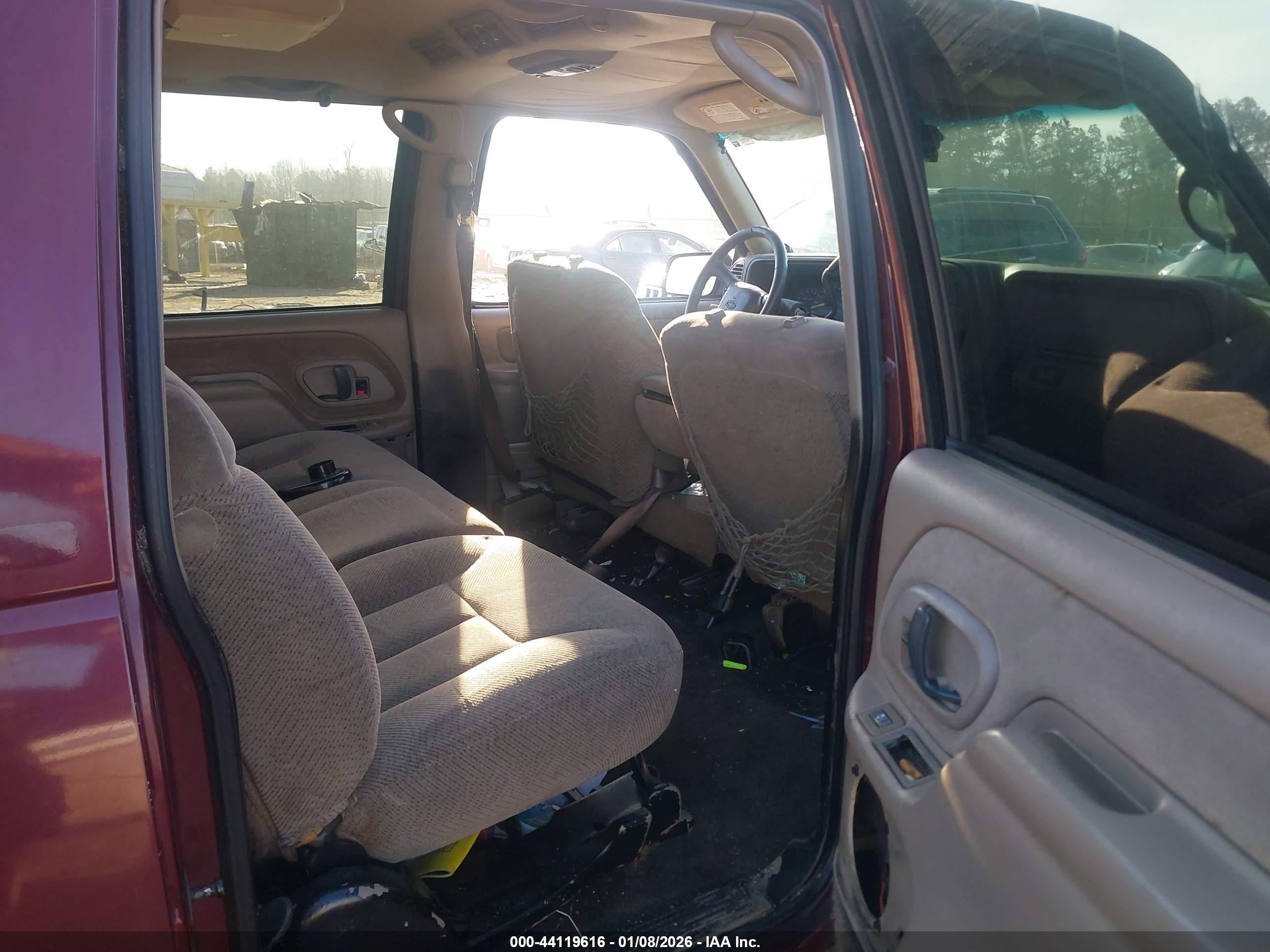 CHEVROLET SUBURBAN image 8