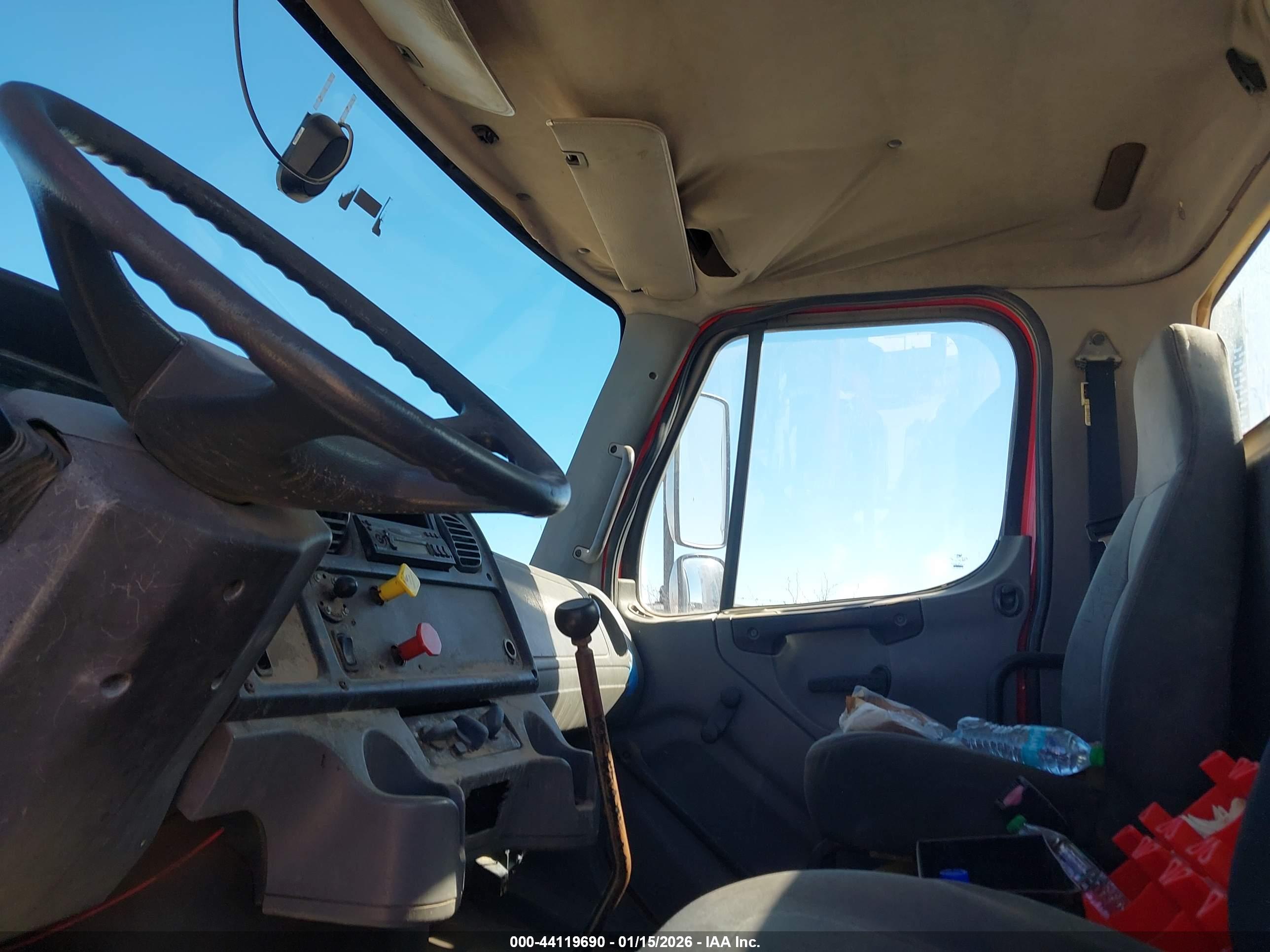 FREIGHTLINER M2 image 7