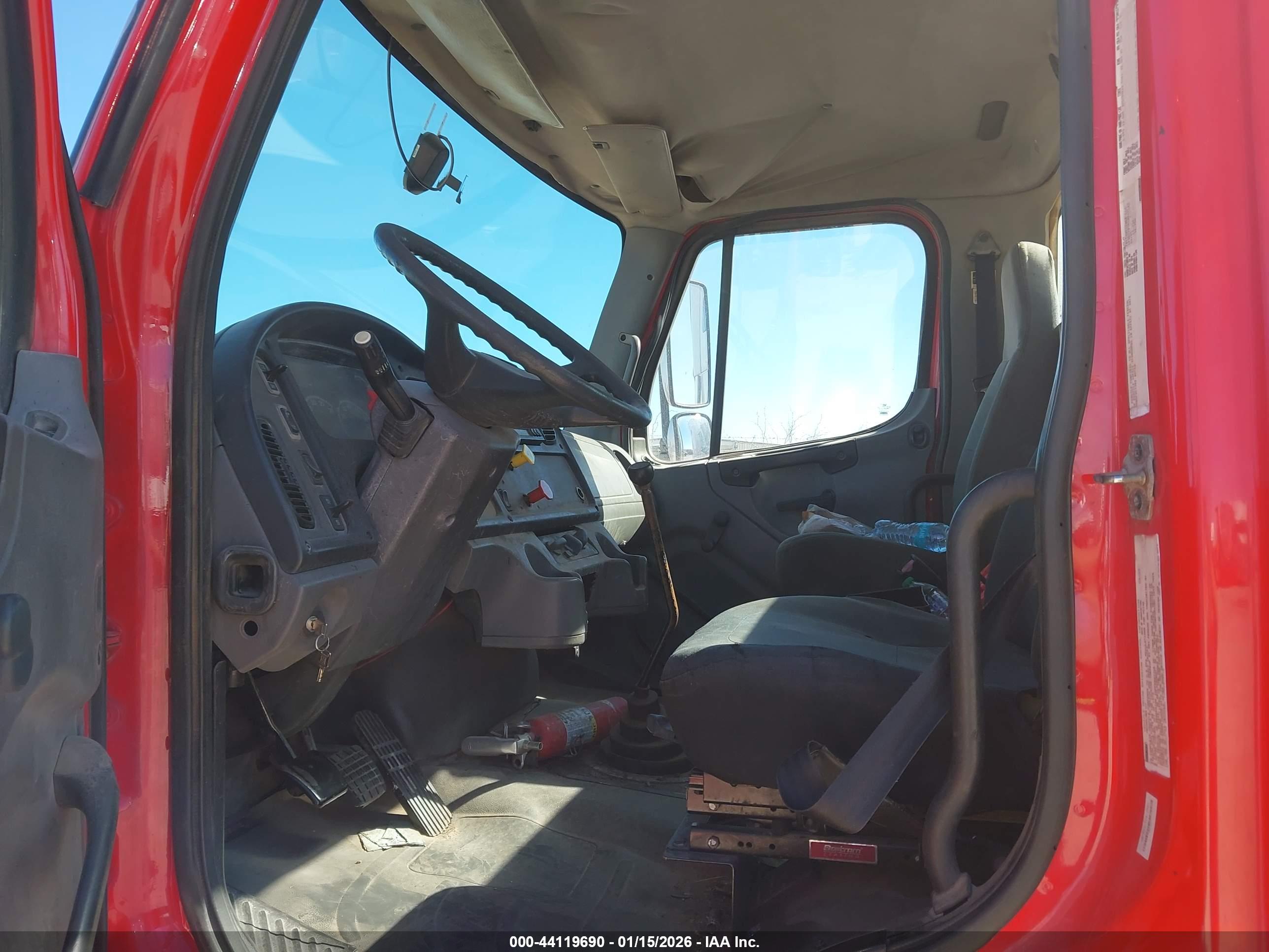 FREIGHTLINER M2 image 8