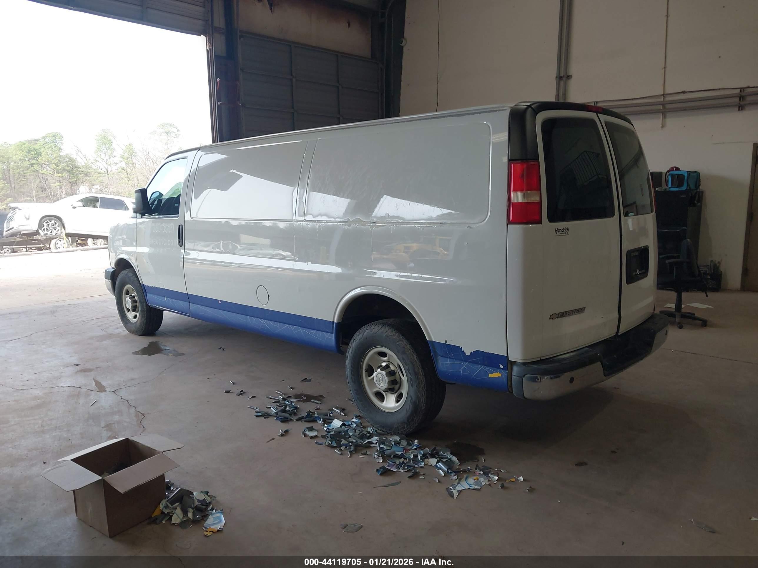 CHEVROLET EXPRESS image 3