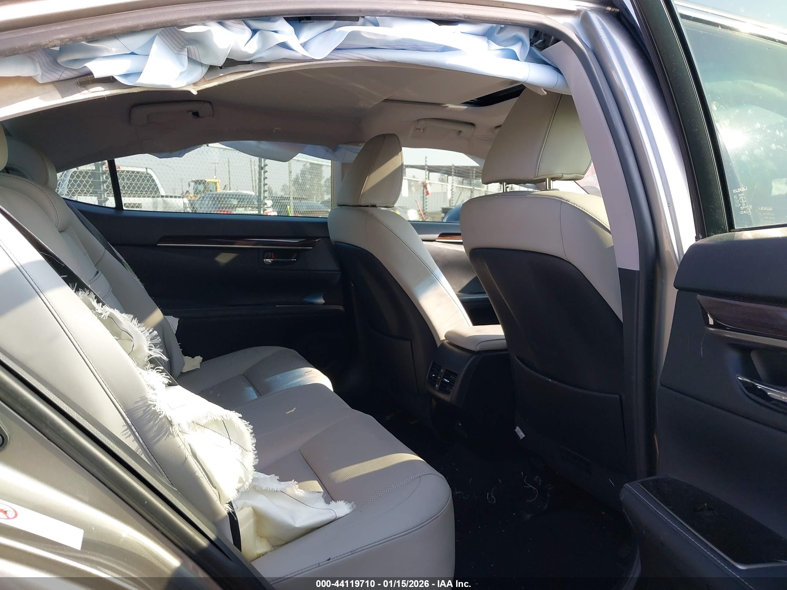 LEXUS ES image 8
