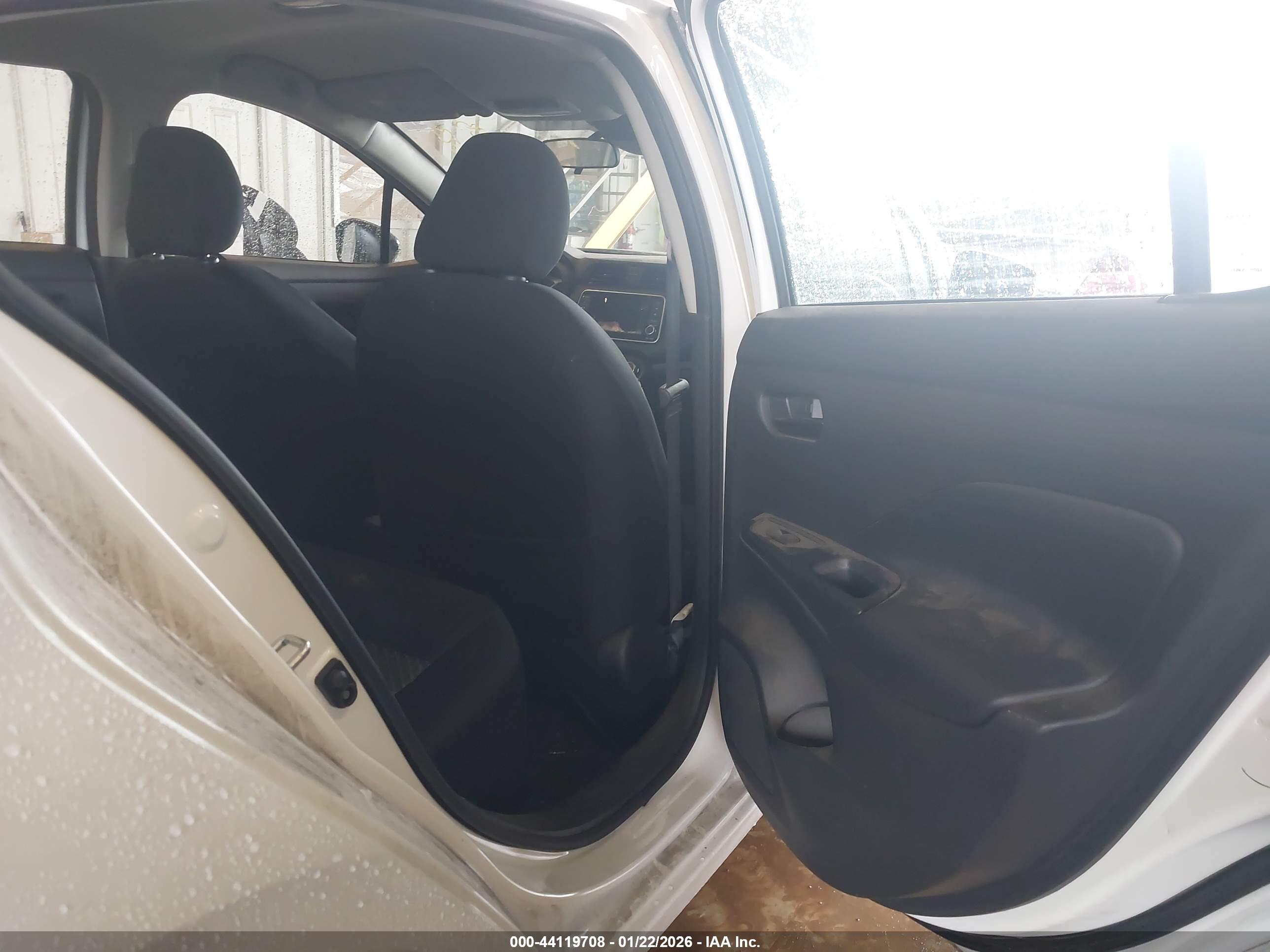 NISSAN VERSA image 8