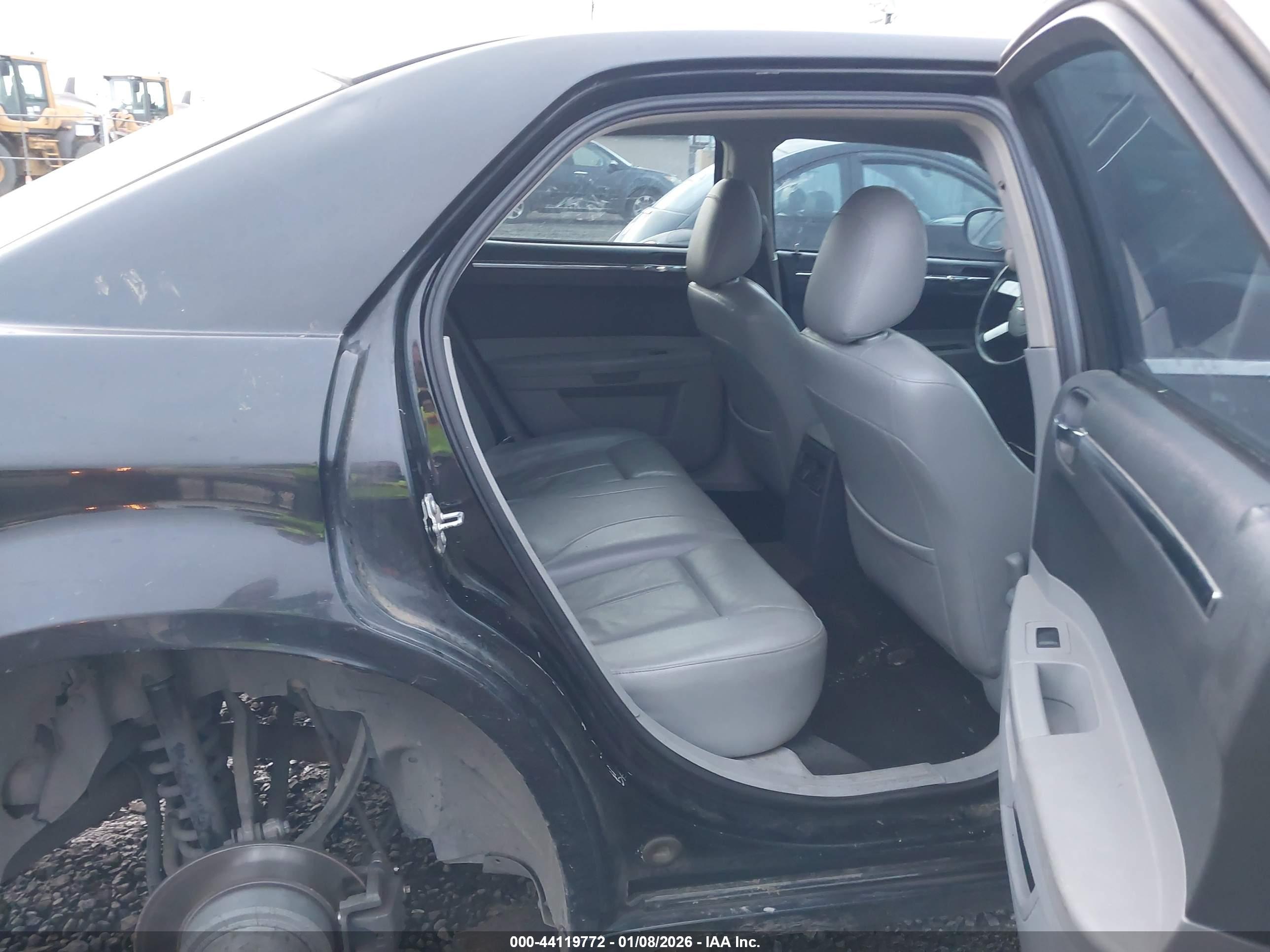CHRYSLER 300 image 8