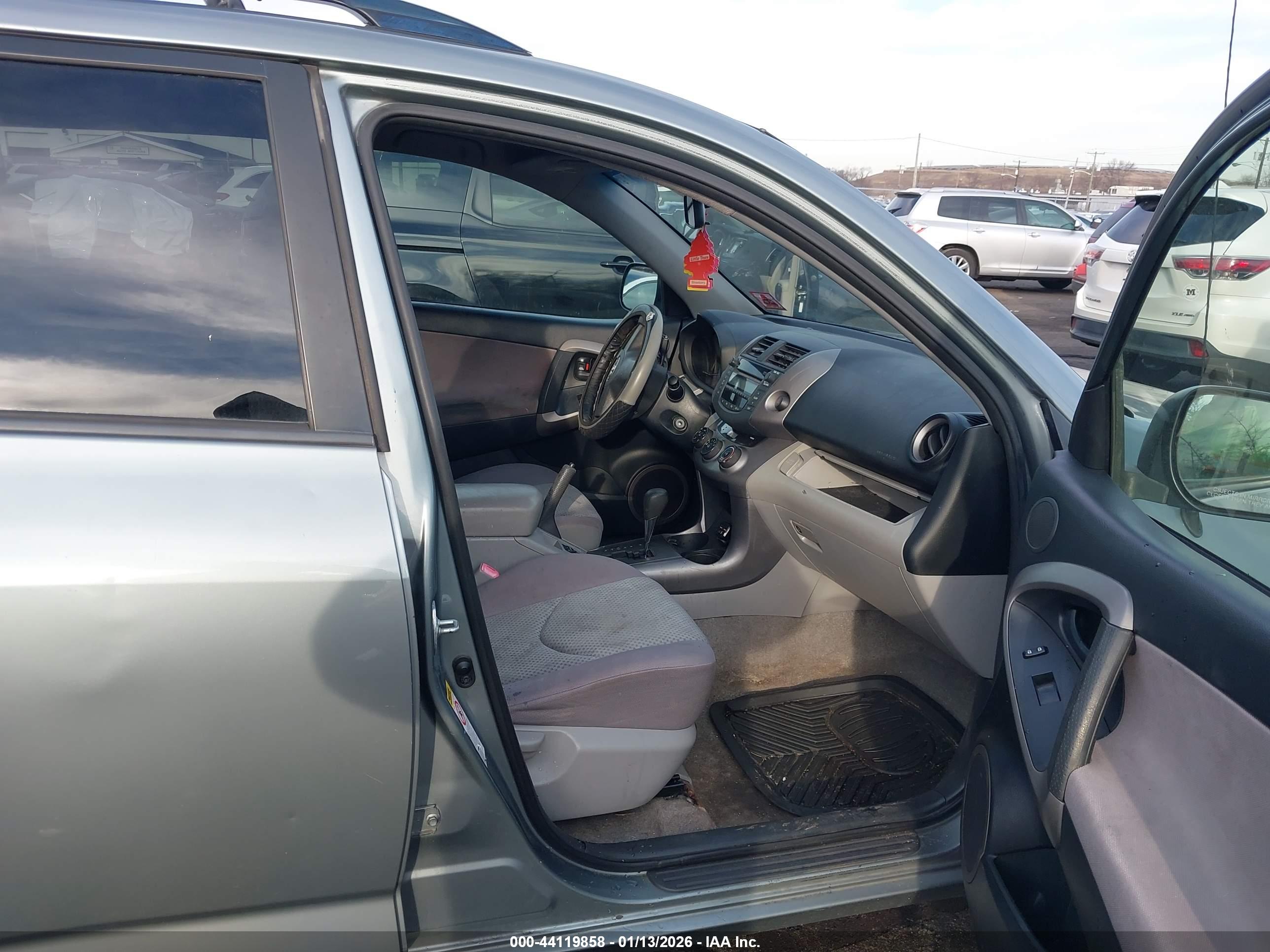 TOYOTA RAV4 image 5