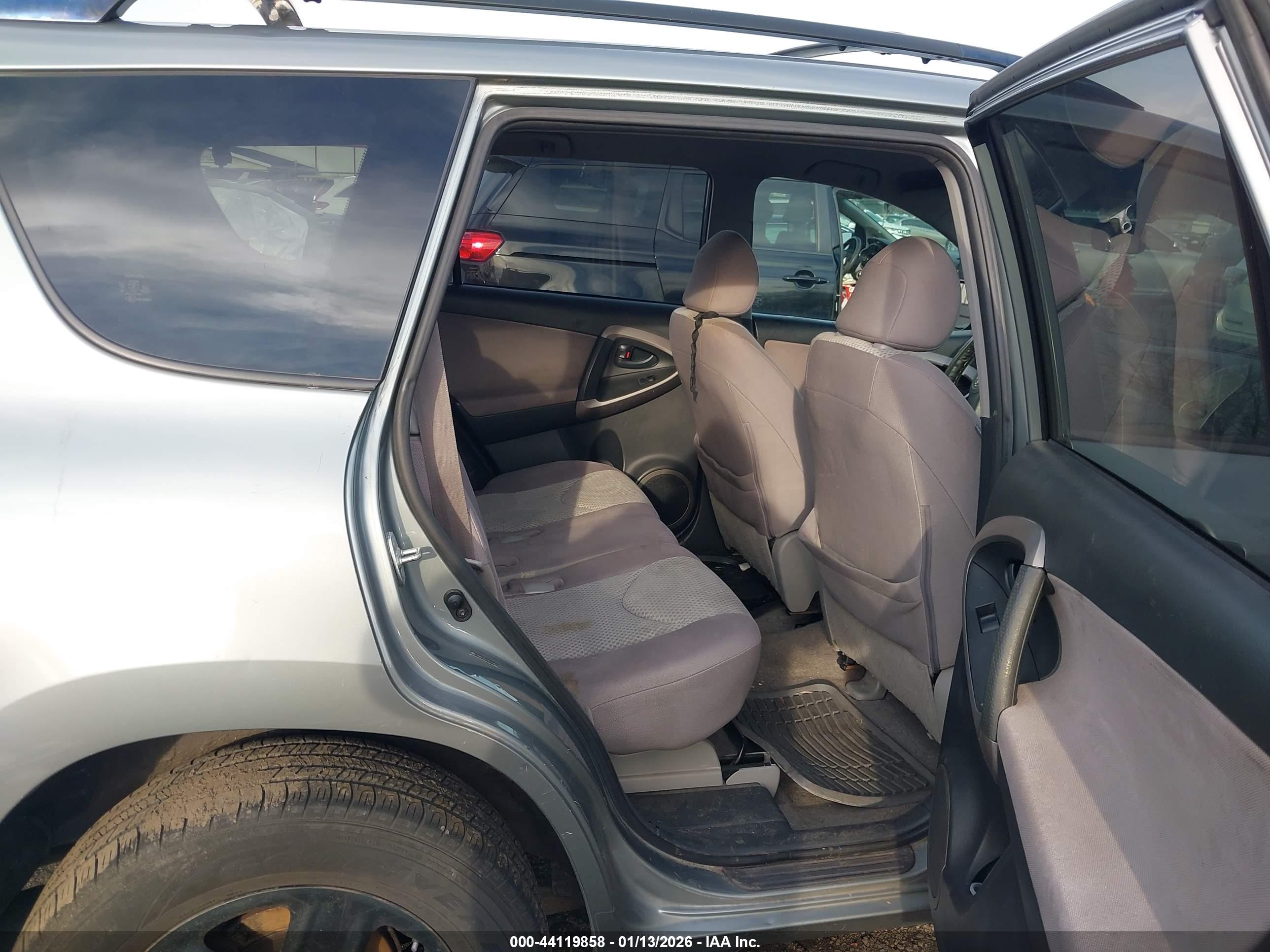 TOYOTA RAV4 image 8