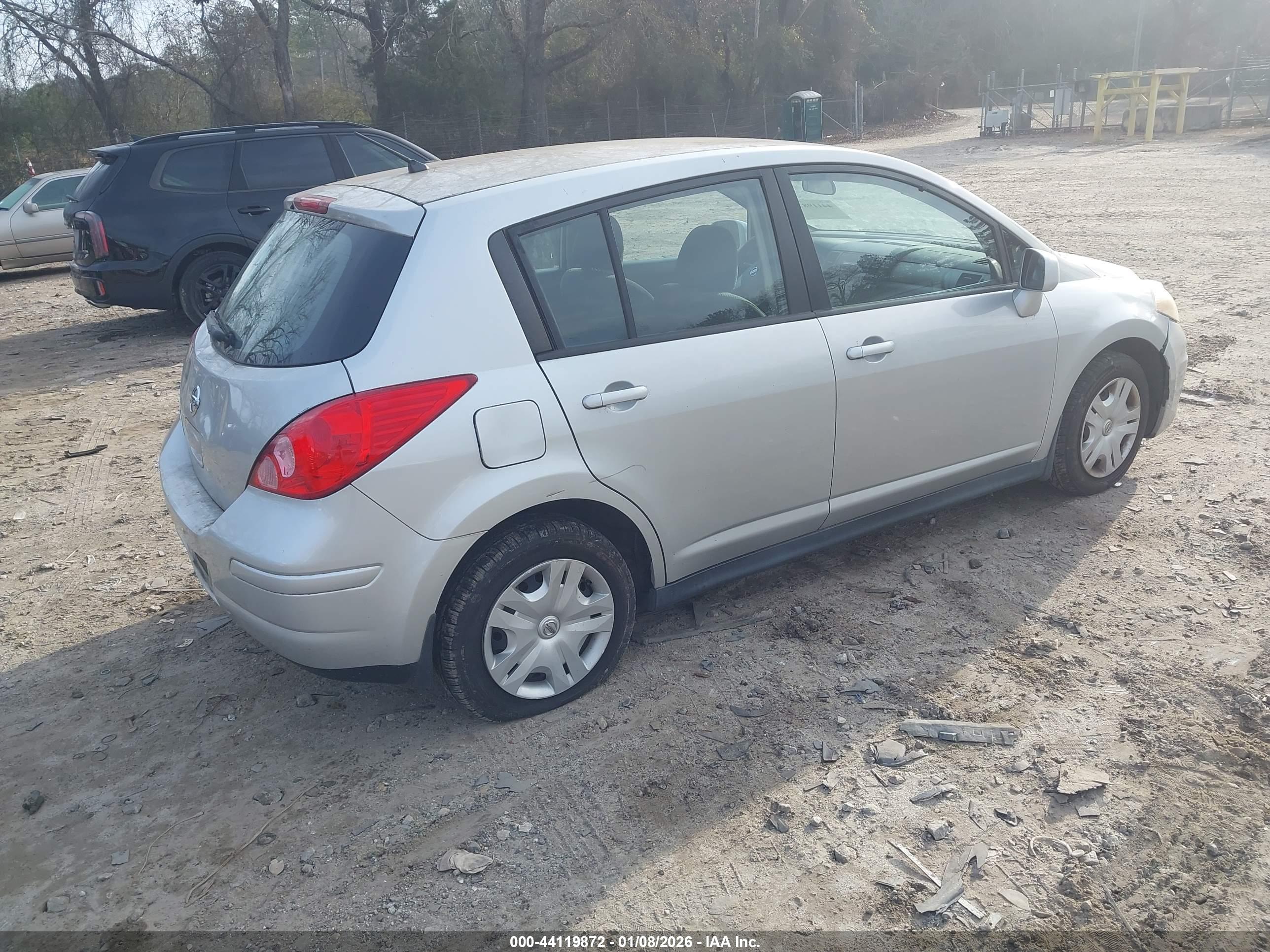 NISSAN VERSA image 4