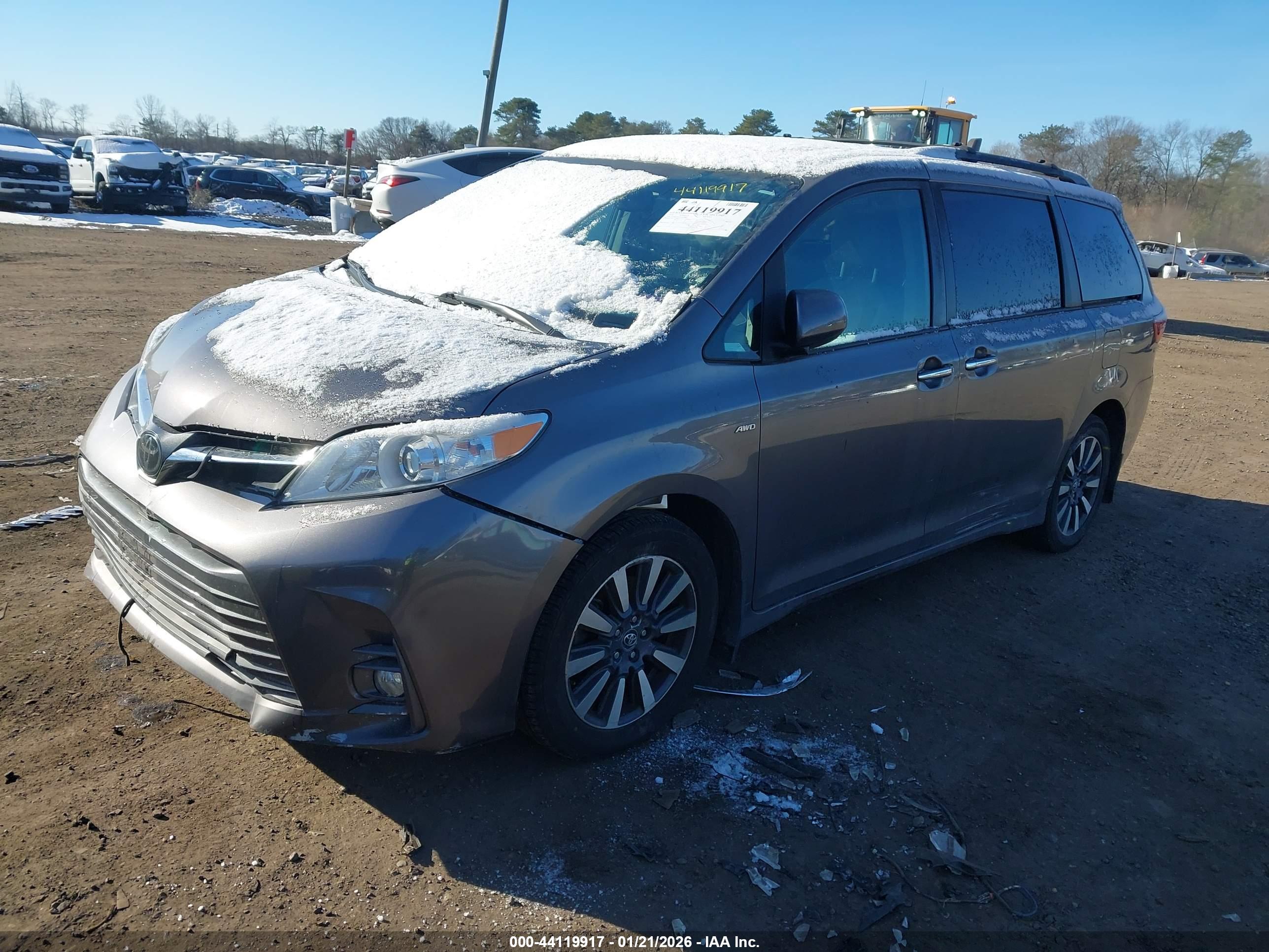 TOYOTA SIENNA image 2
