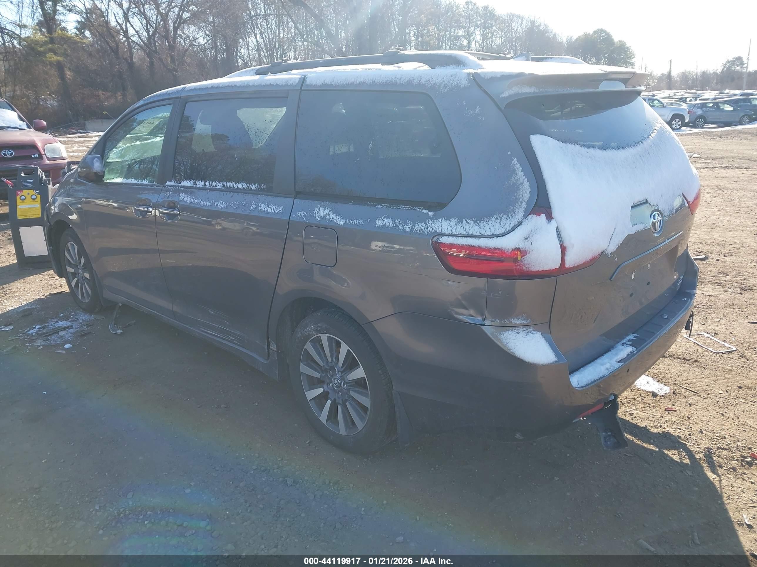 TOYOTA SIENNA image 3