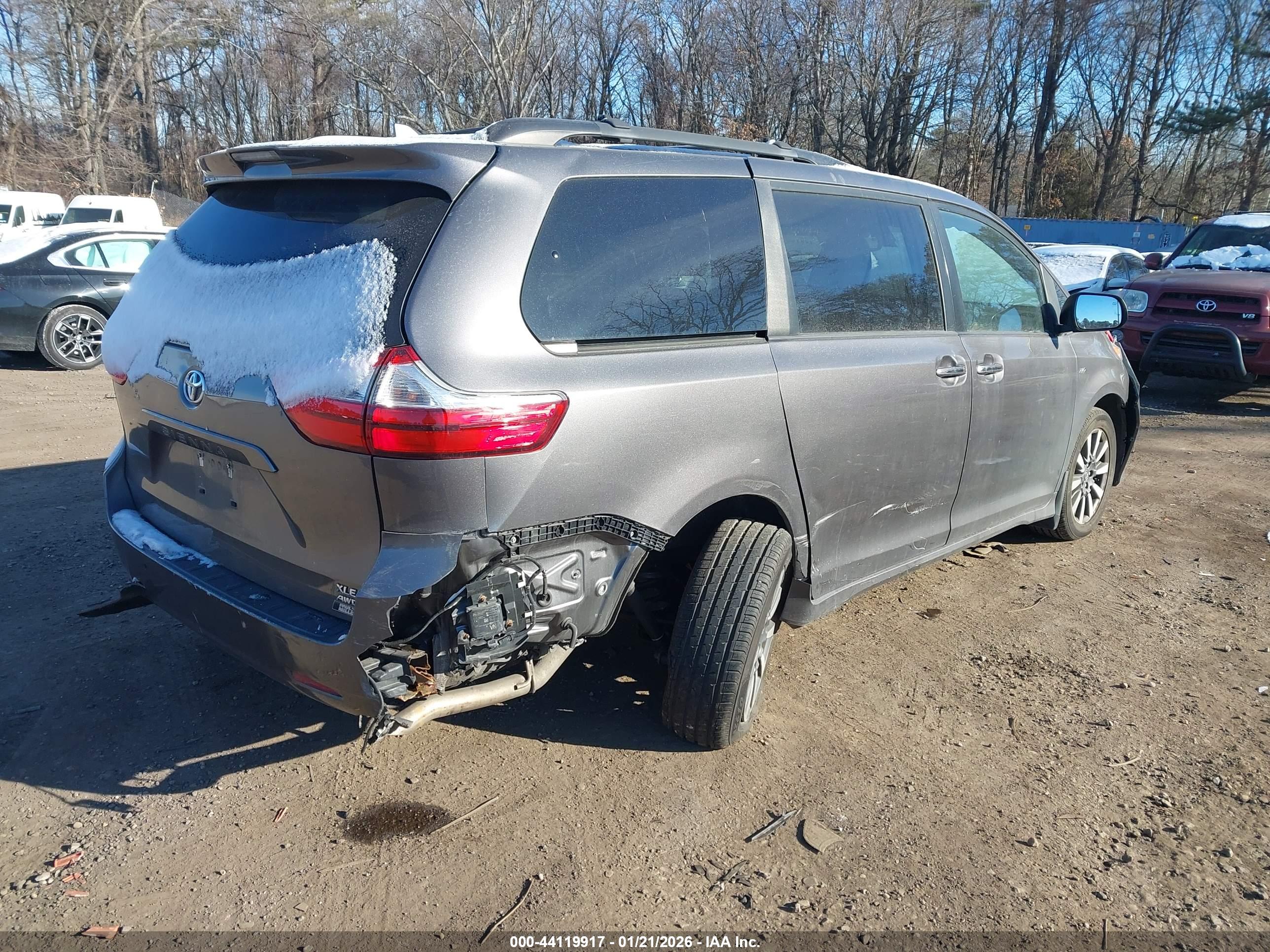 TOYOTA SIENNA image 4