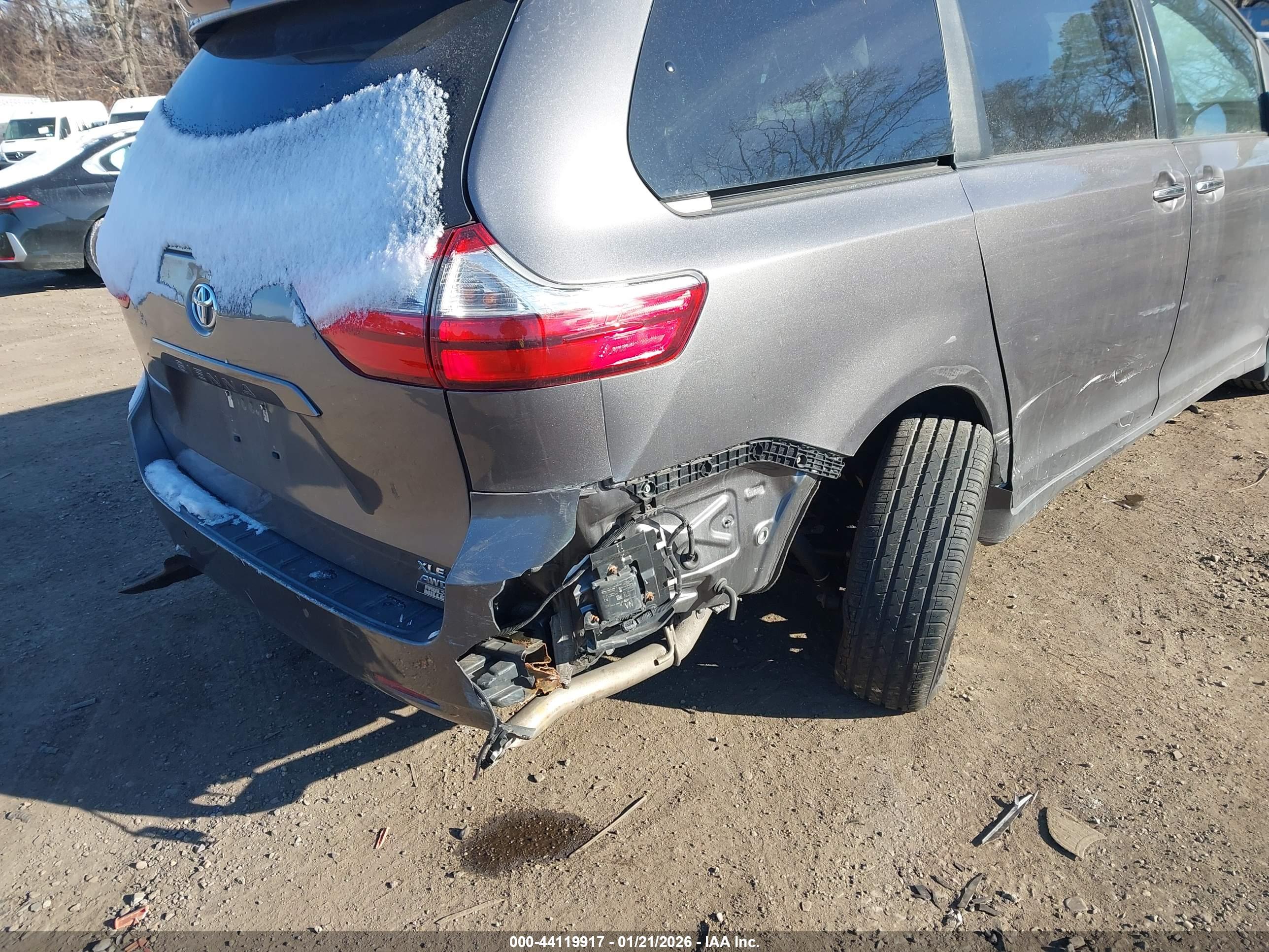 TOYOTA SIENNA image 6