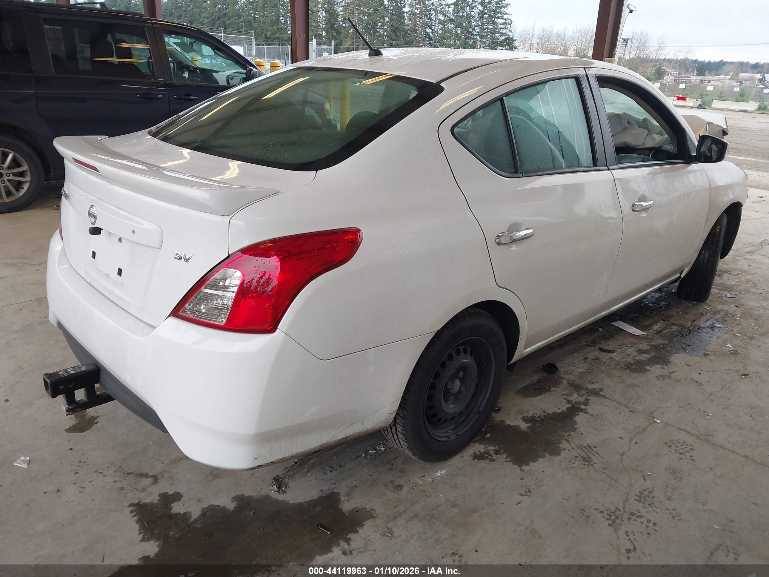 NISSAN VERSA image 4