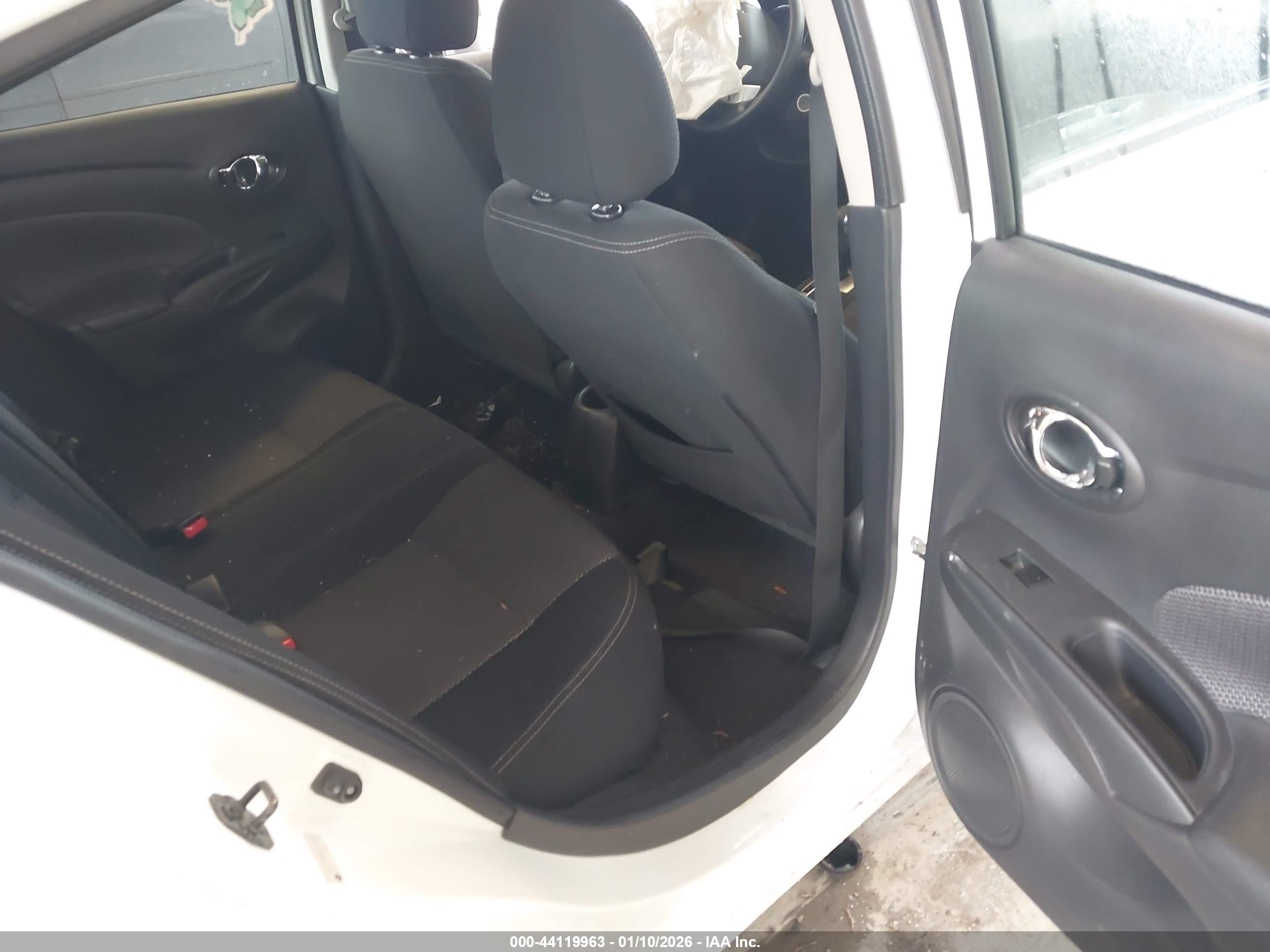 NISSAN VERSA image 8