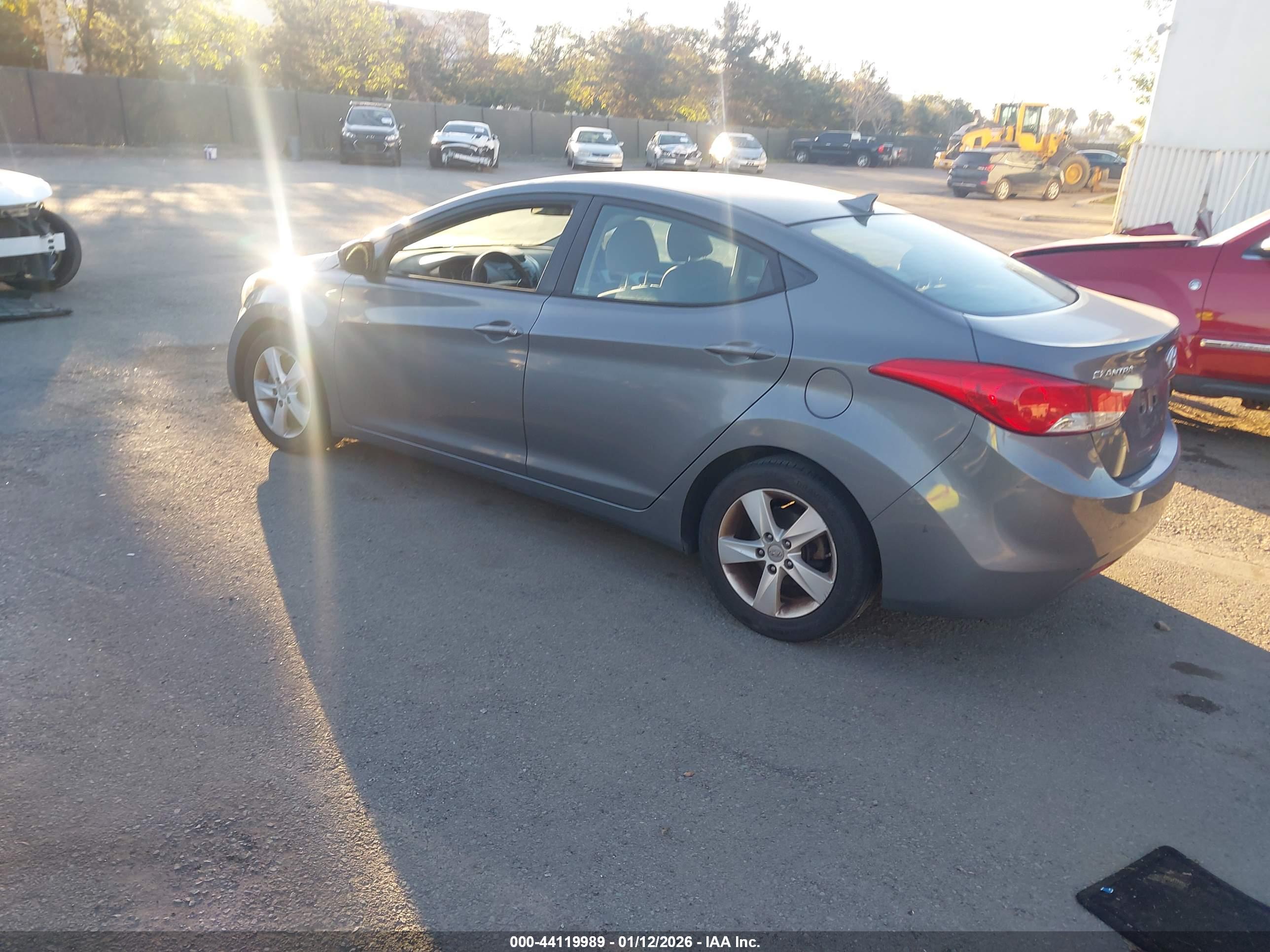 HYUNDAI ELANTRA image 3