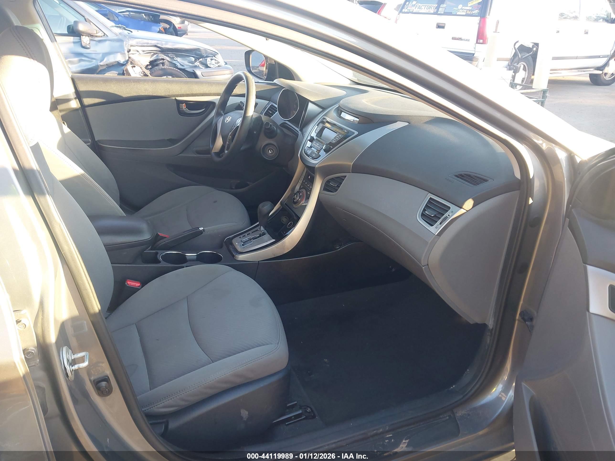 HYUNDAI ELANTRA image 5