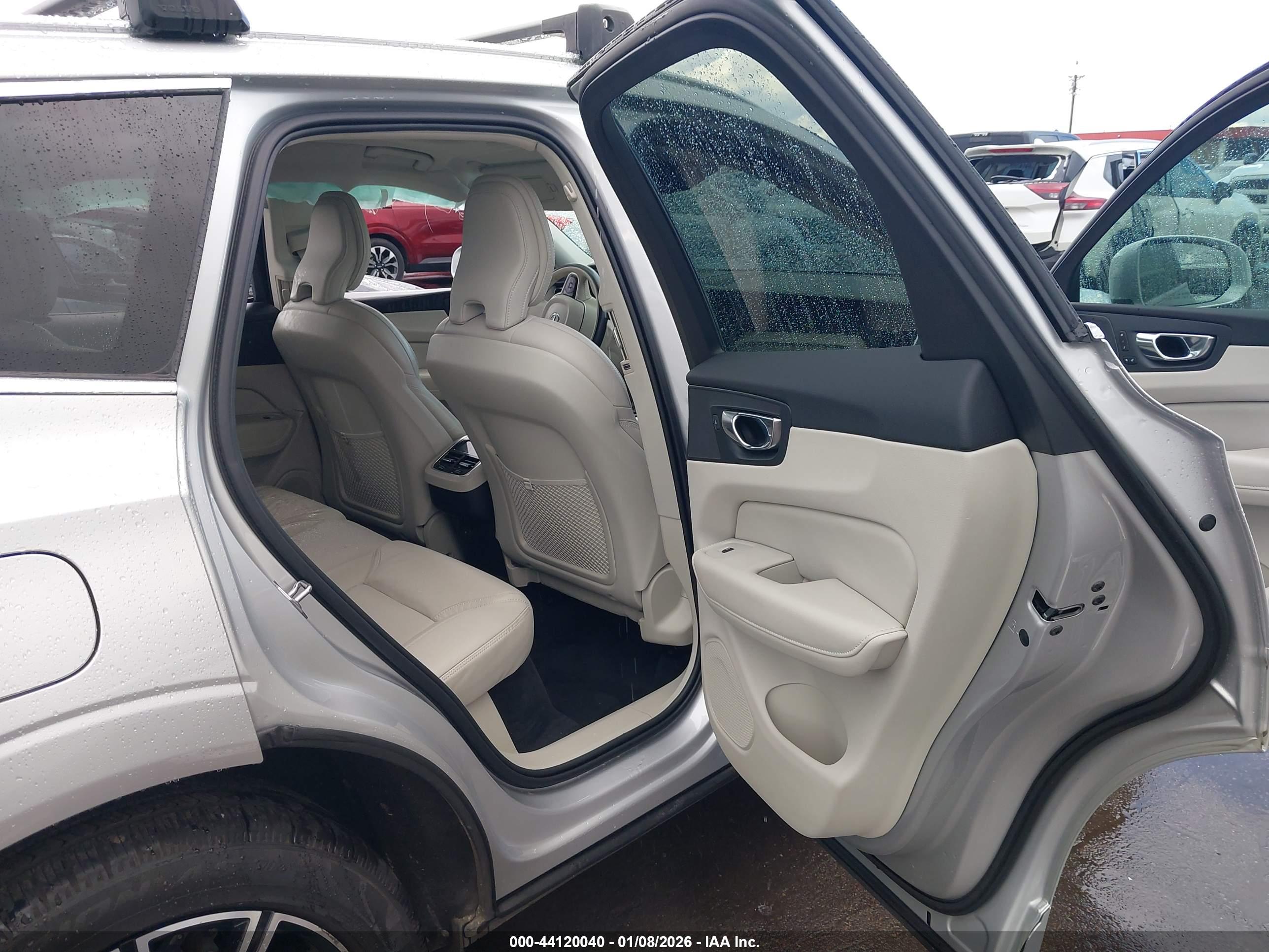 VOLVO XC60 image 8