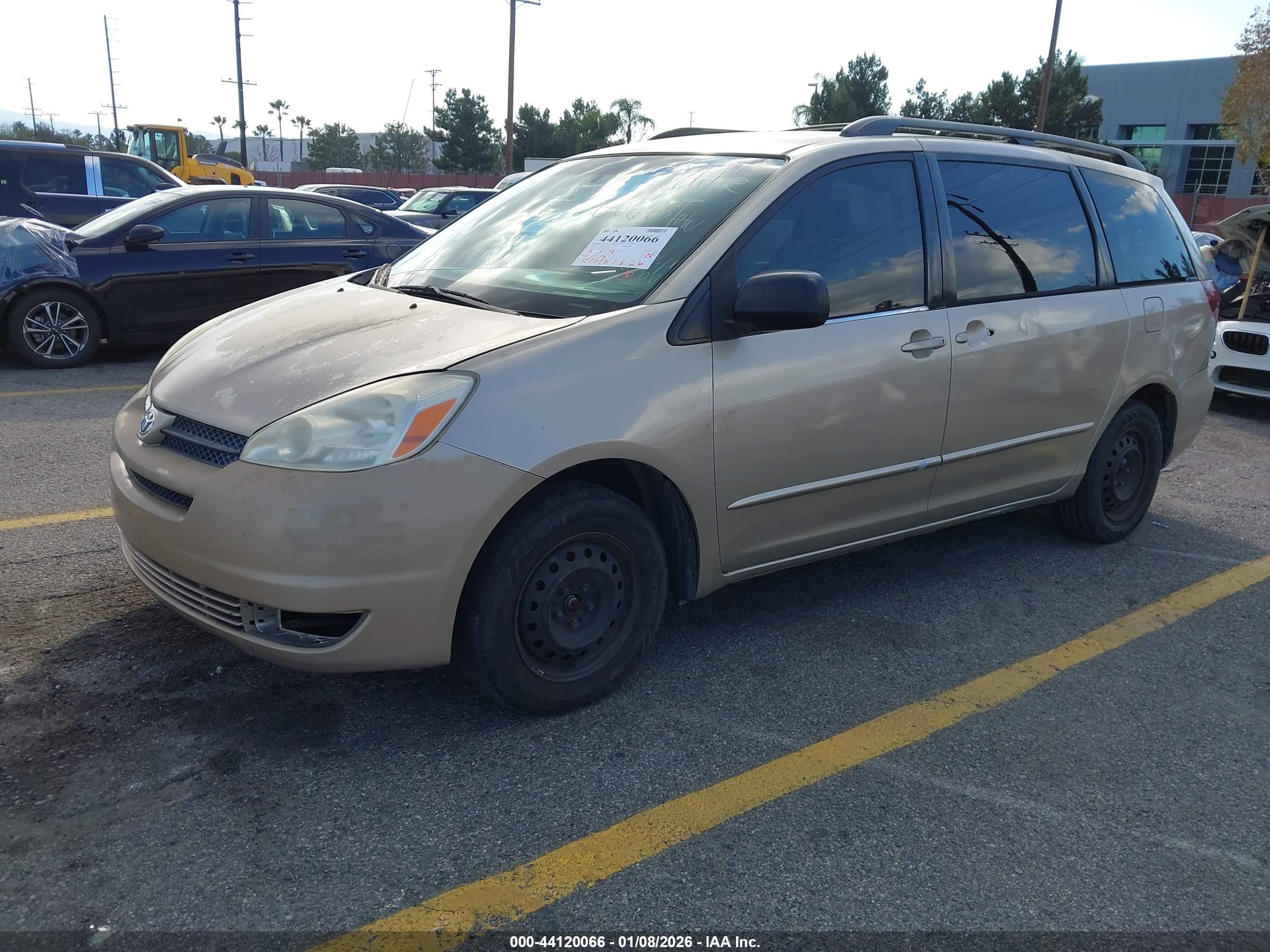 TOYOTA SIENNA image 2