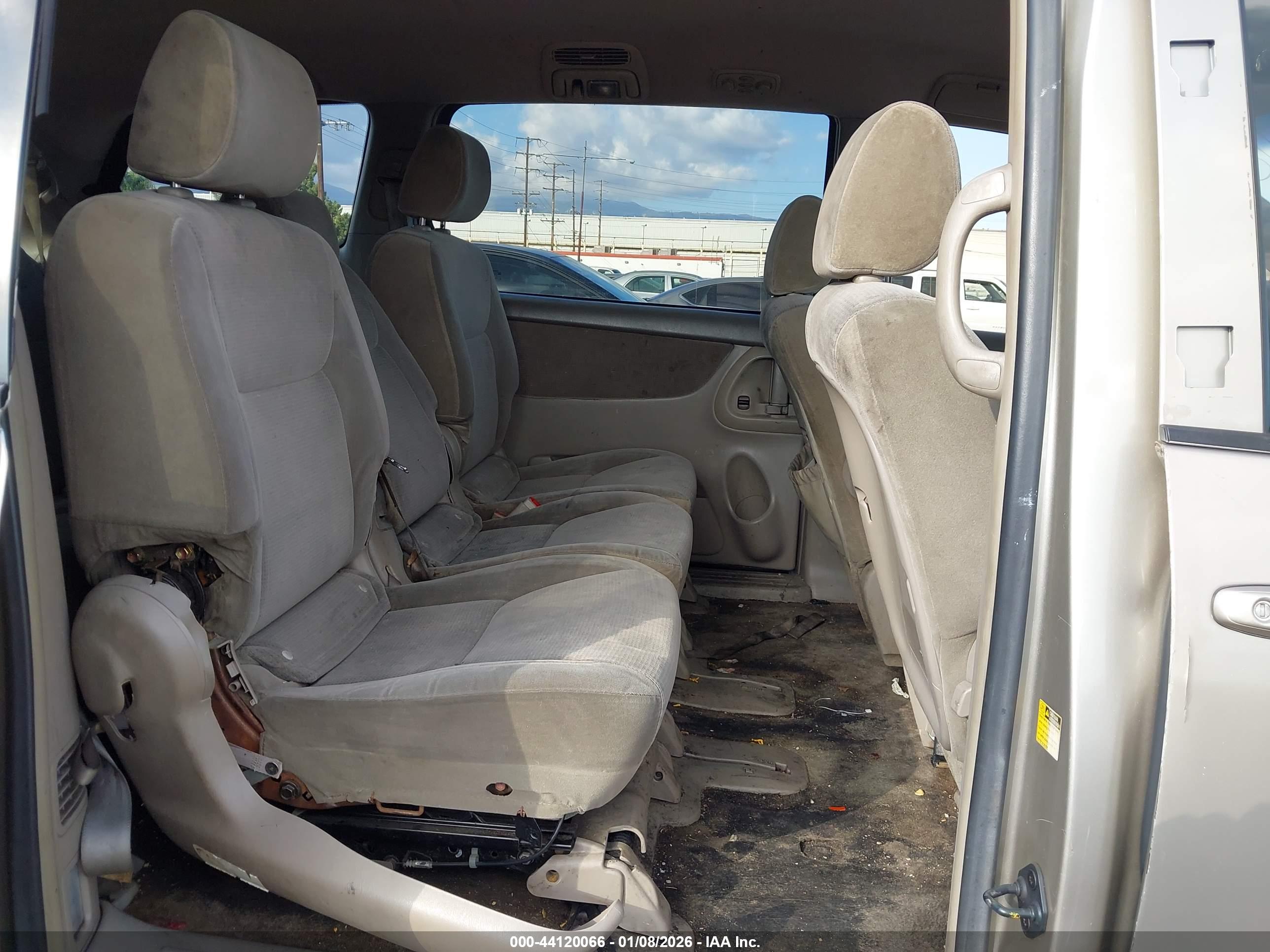 TOYOTA SIENNA image 8