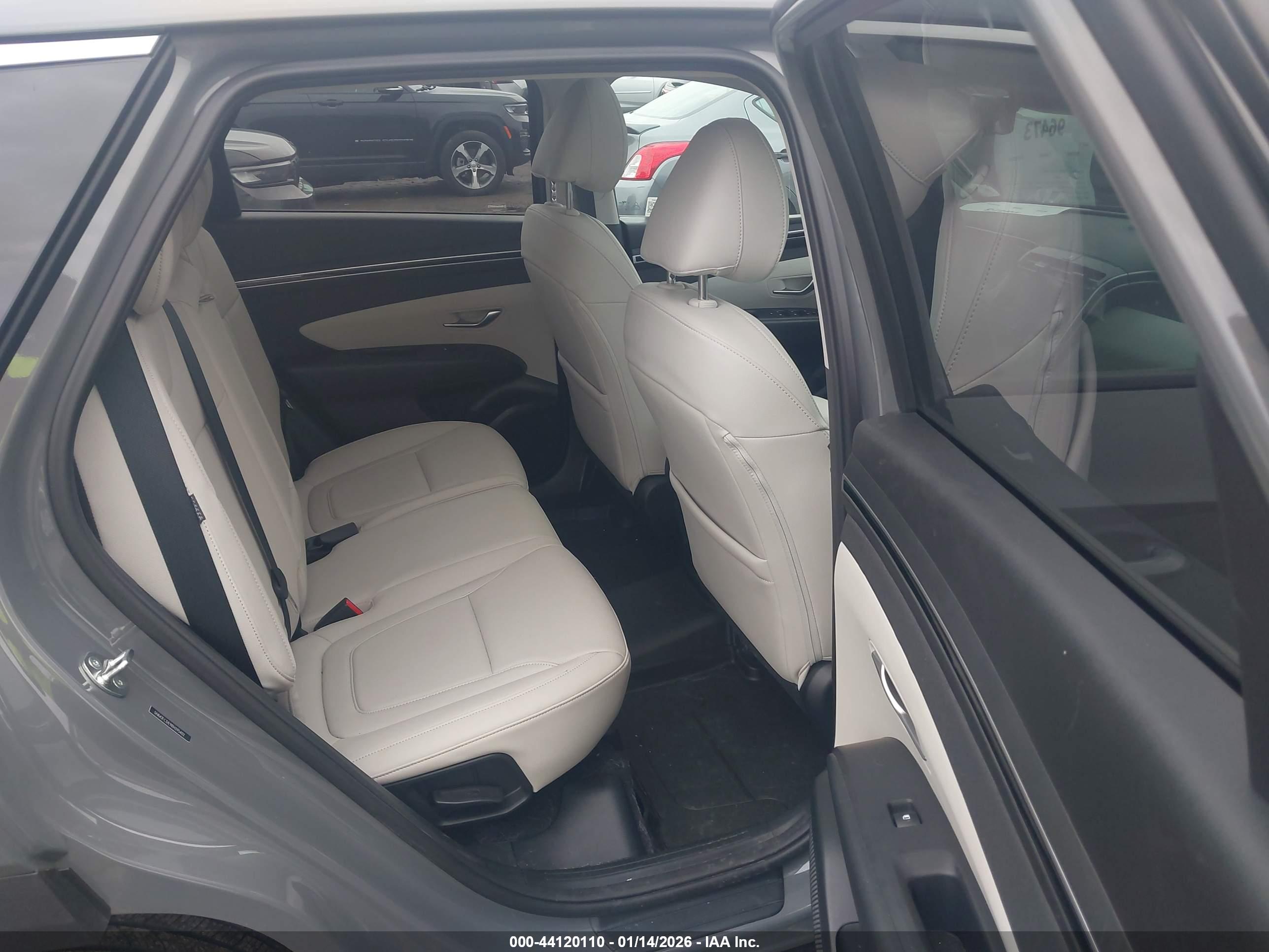 HYUNDAI TUCSON image 8