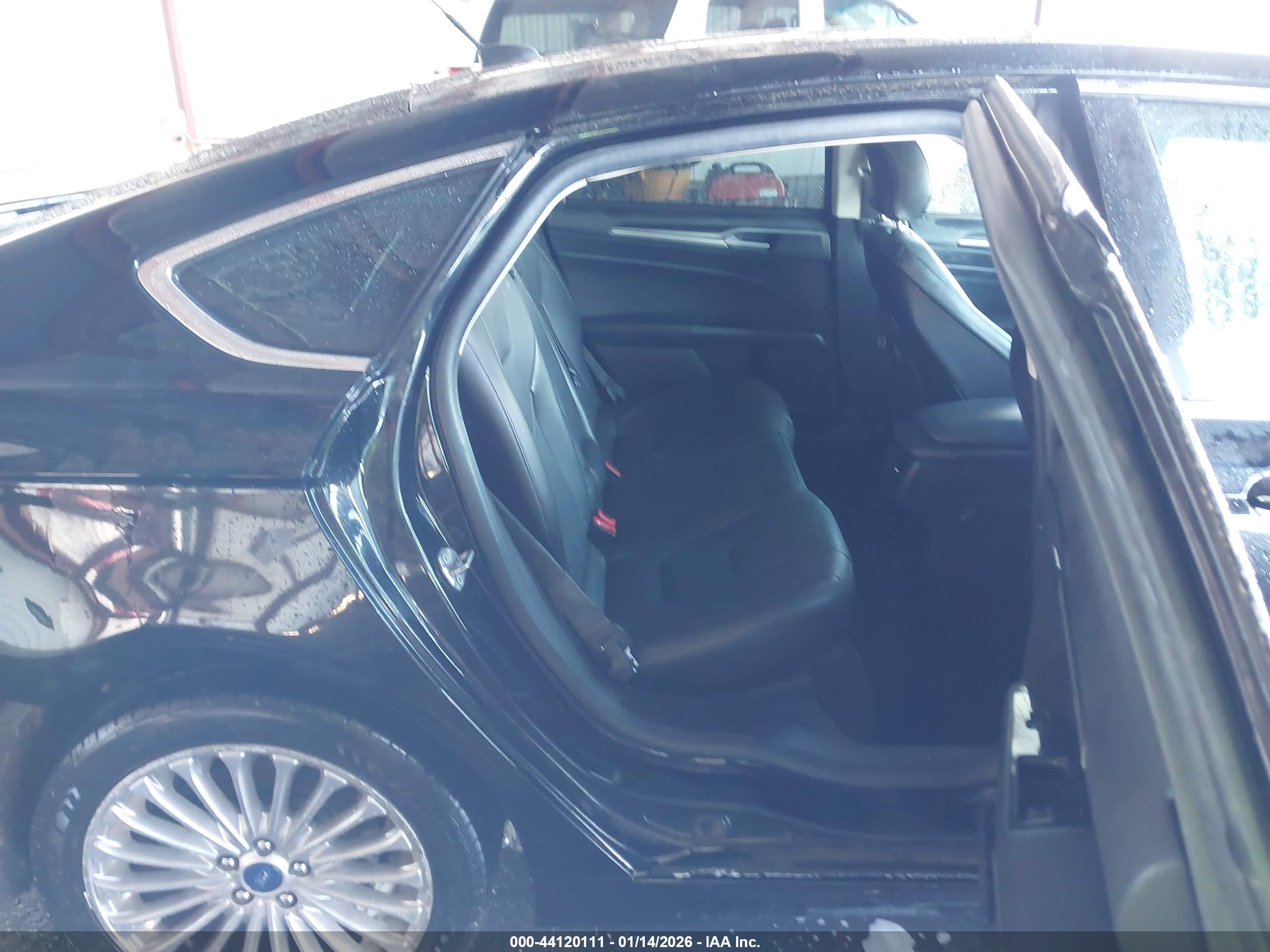 FORD FUSION image 8